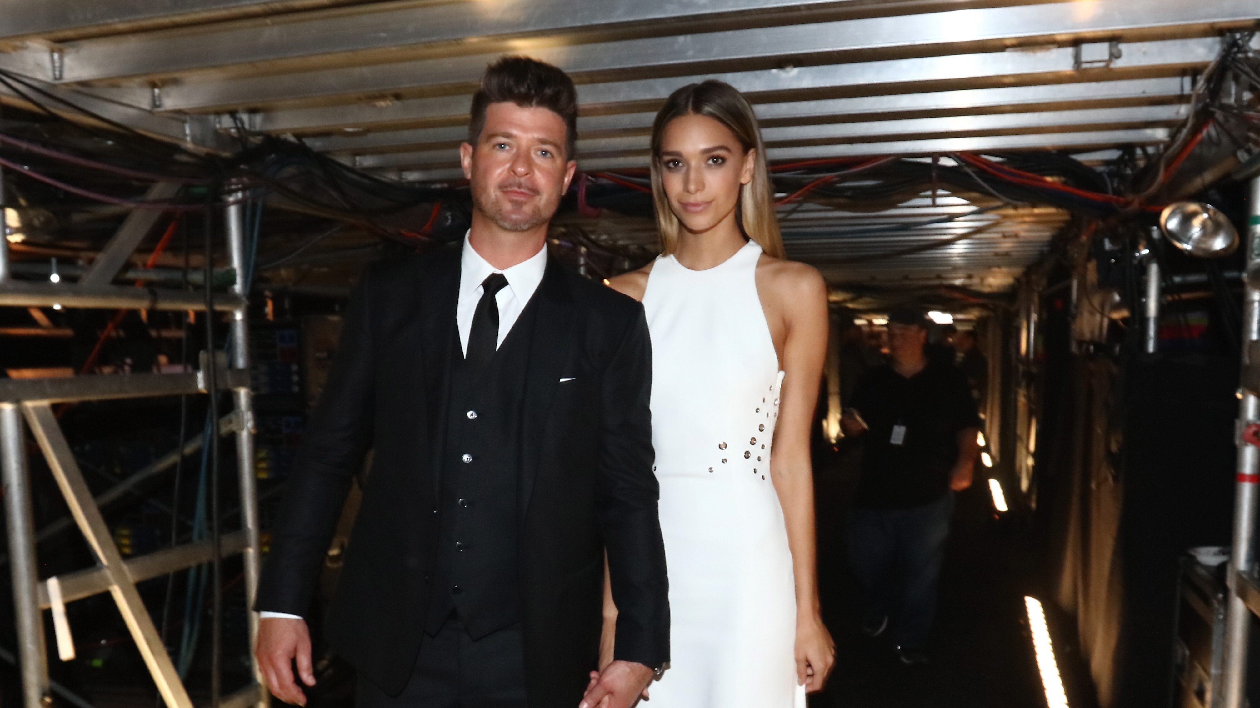 Robin Thicke magára varratta a menyasszonya meztelen sziluettjét