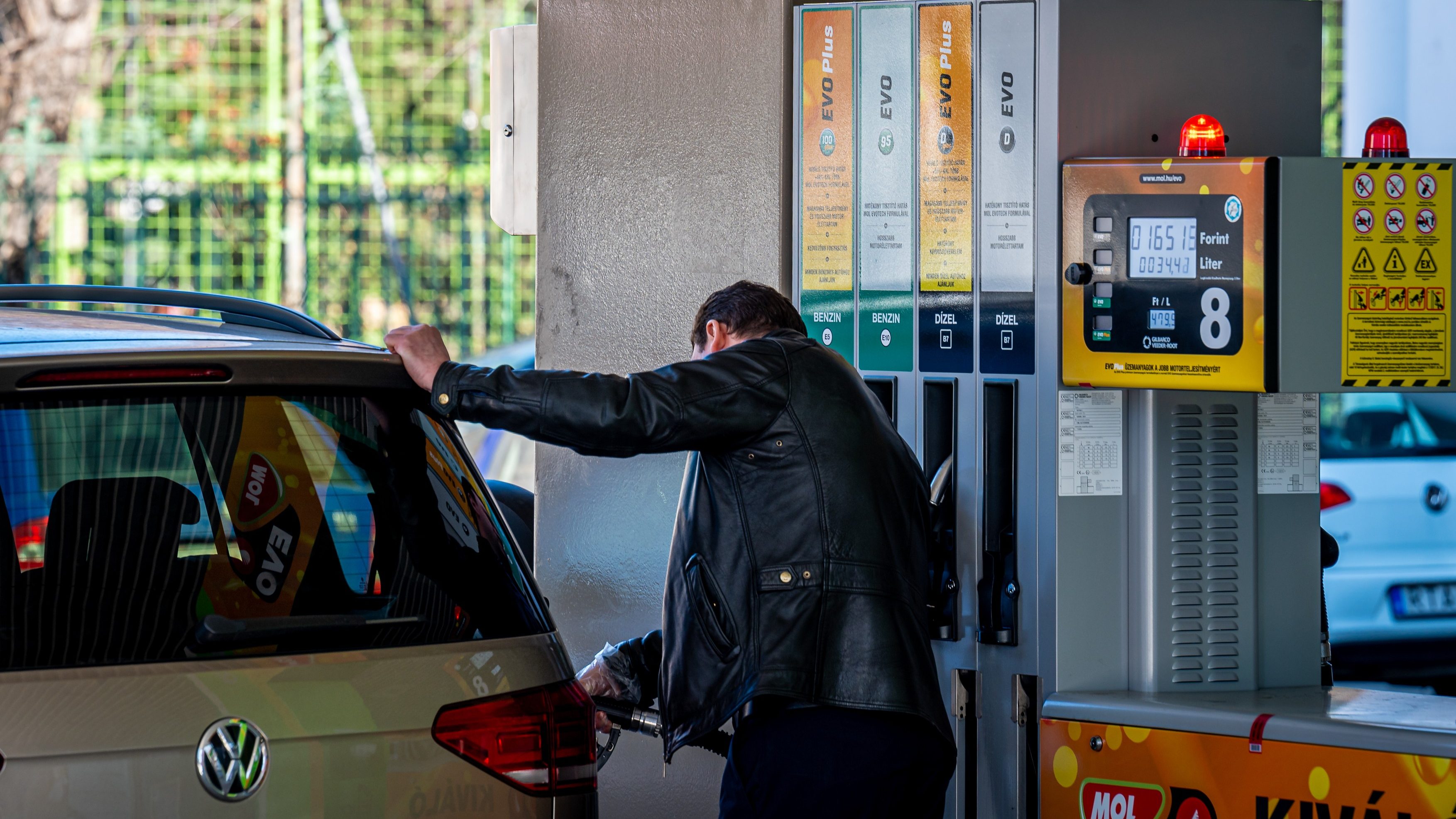 Nézőpont: Mindenki támogatja, hogy csak magyar rendszámmal lehessen hatósági áron tankolni