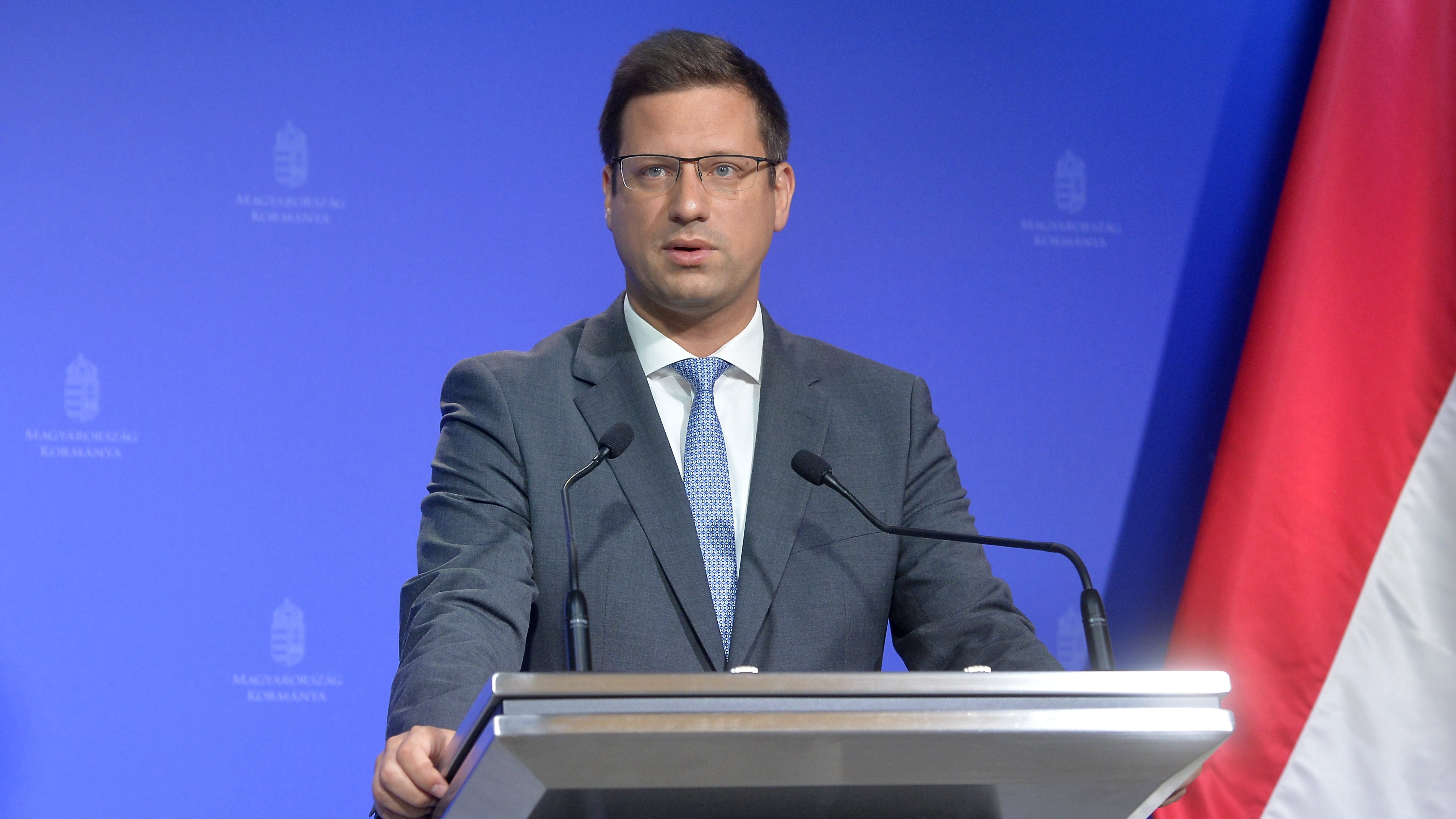 Gulyás Gergely elnézést kért a forintárfolyammal kapcsolatos valótlan kijelentéseiért