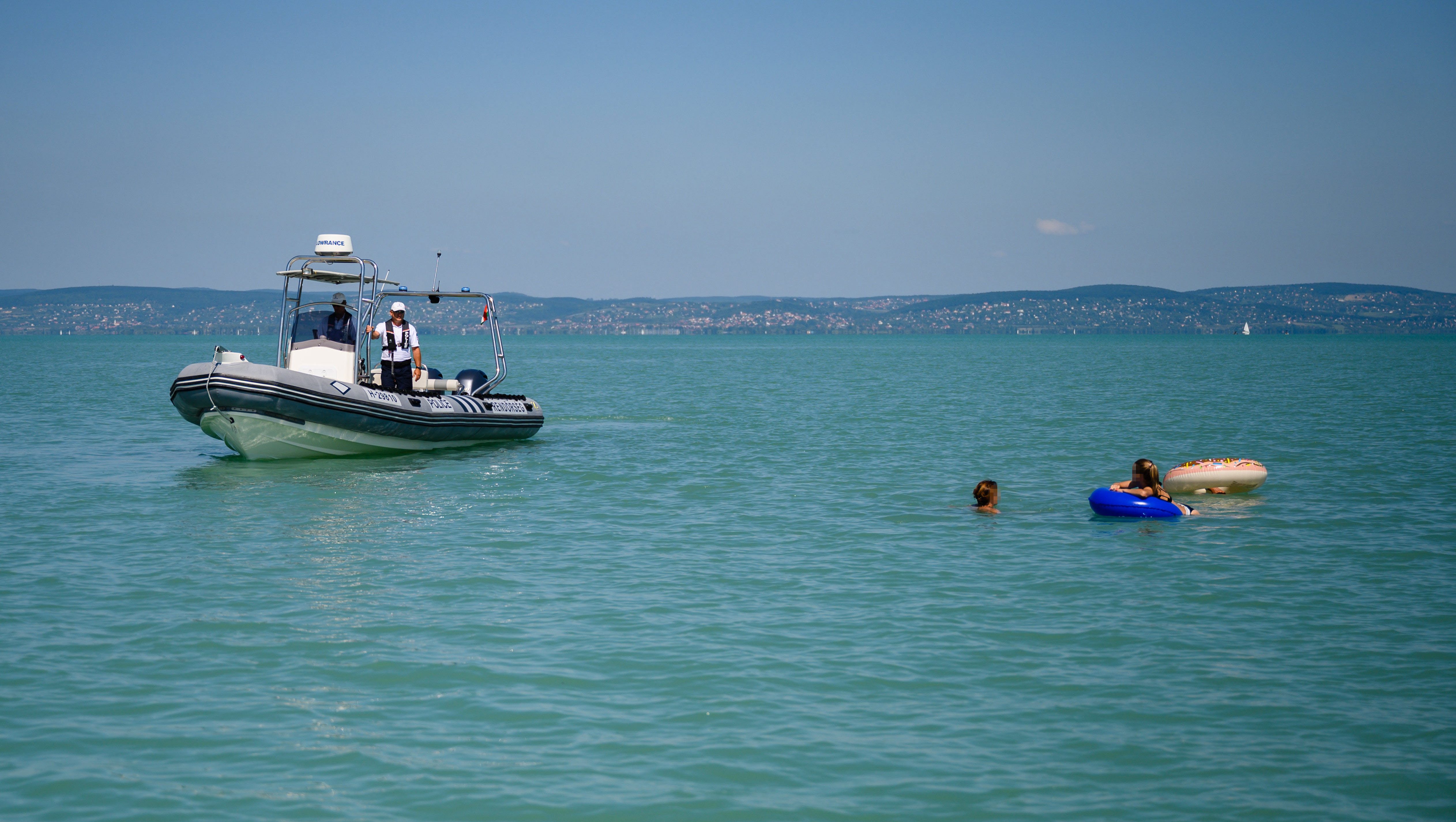 Nyolc embert mentettek ki a Balatonból pénteken