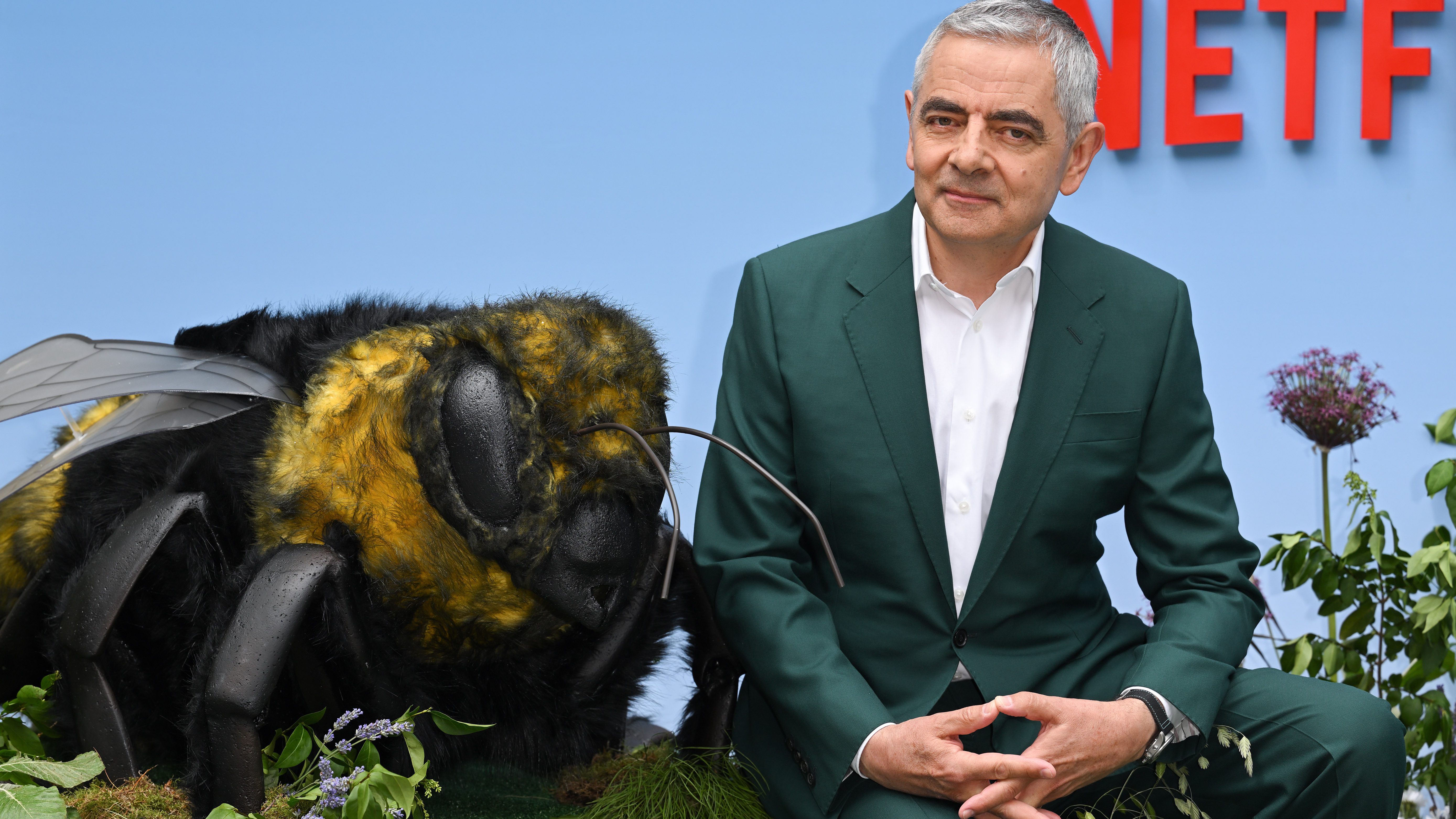 Gigantikus méh melletti pózolással reklámozta új sorozatát Rowan Atkinson