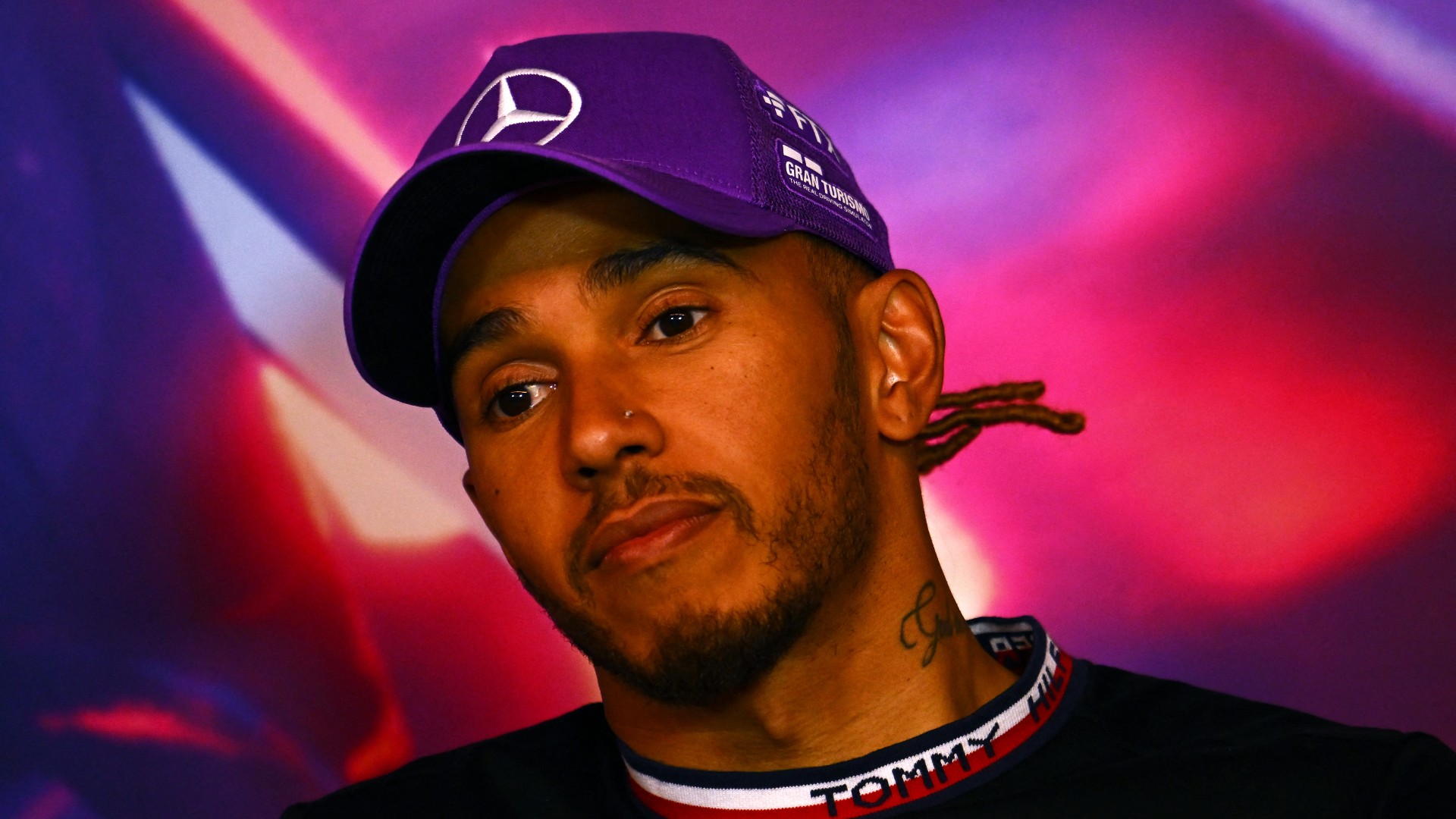 „Hamilton sokkal könnyebben száll ki az autóból, amikor dobogós” – a Red Bull-vezér odaszúrt egyet a riválisnak