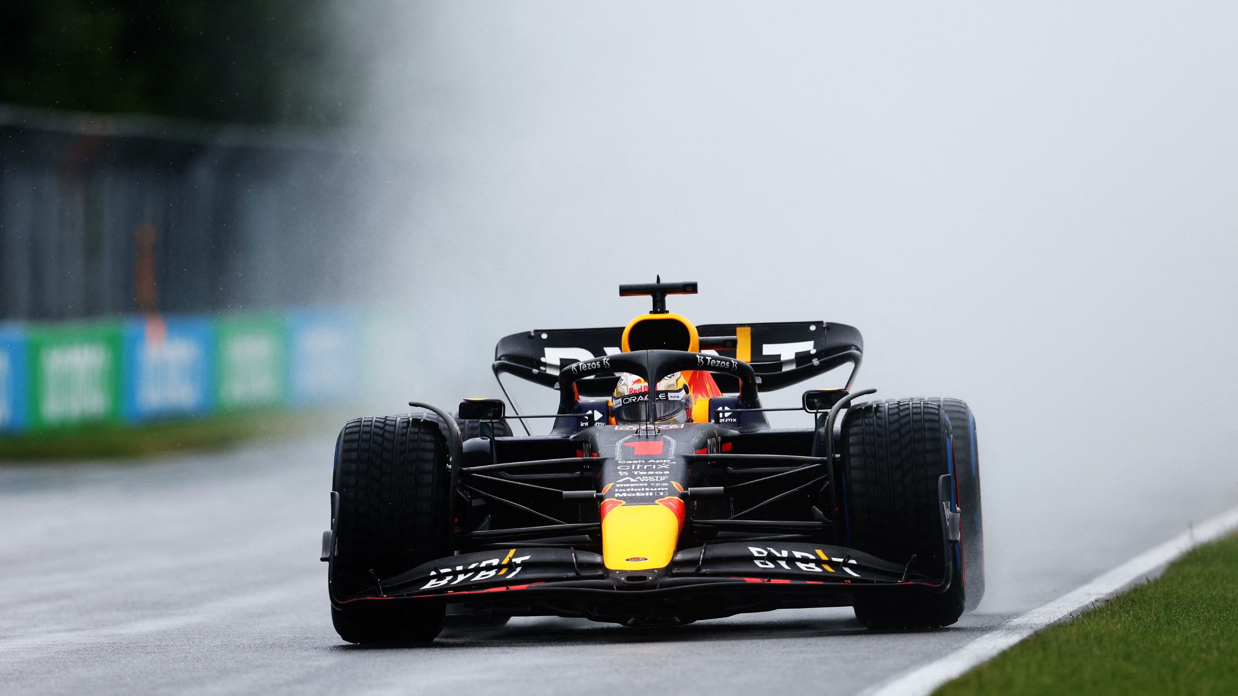 Esős időmérőn Verstappené a pole, Alonso az első sorban