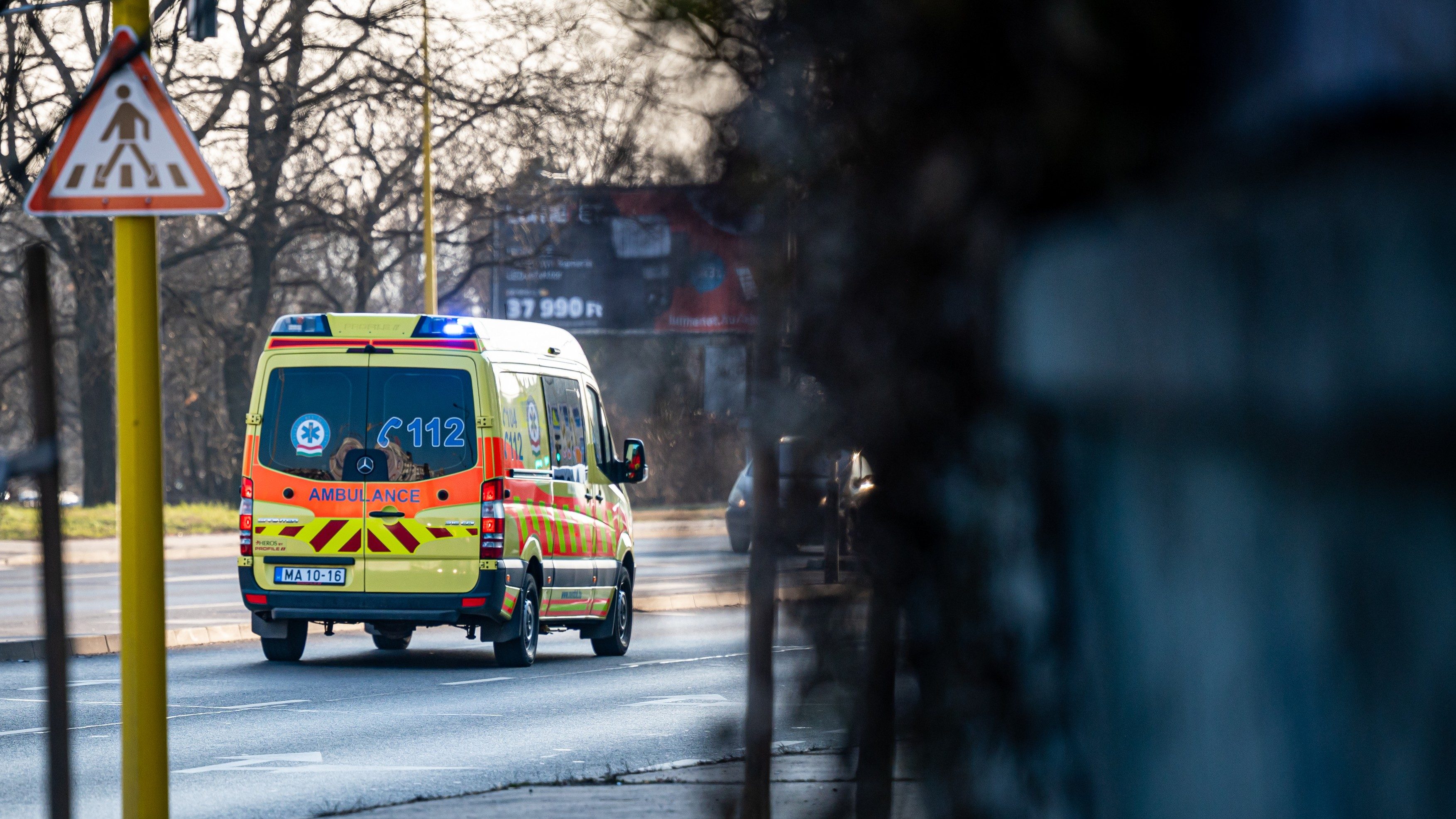 290-es vérnyomása volt a munkába igyekvő férfinak, akit a mentősök mentettek meg