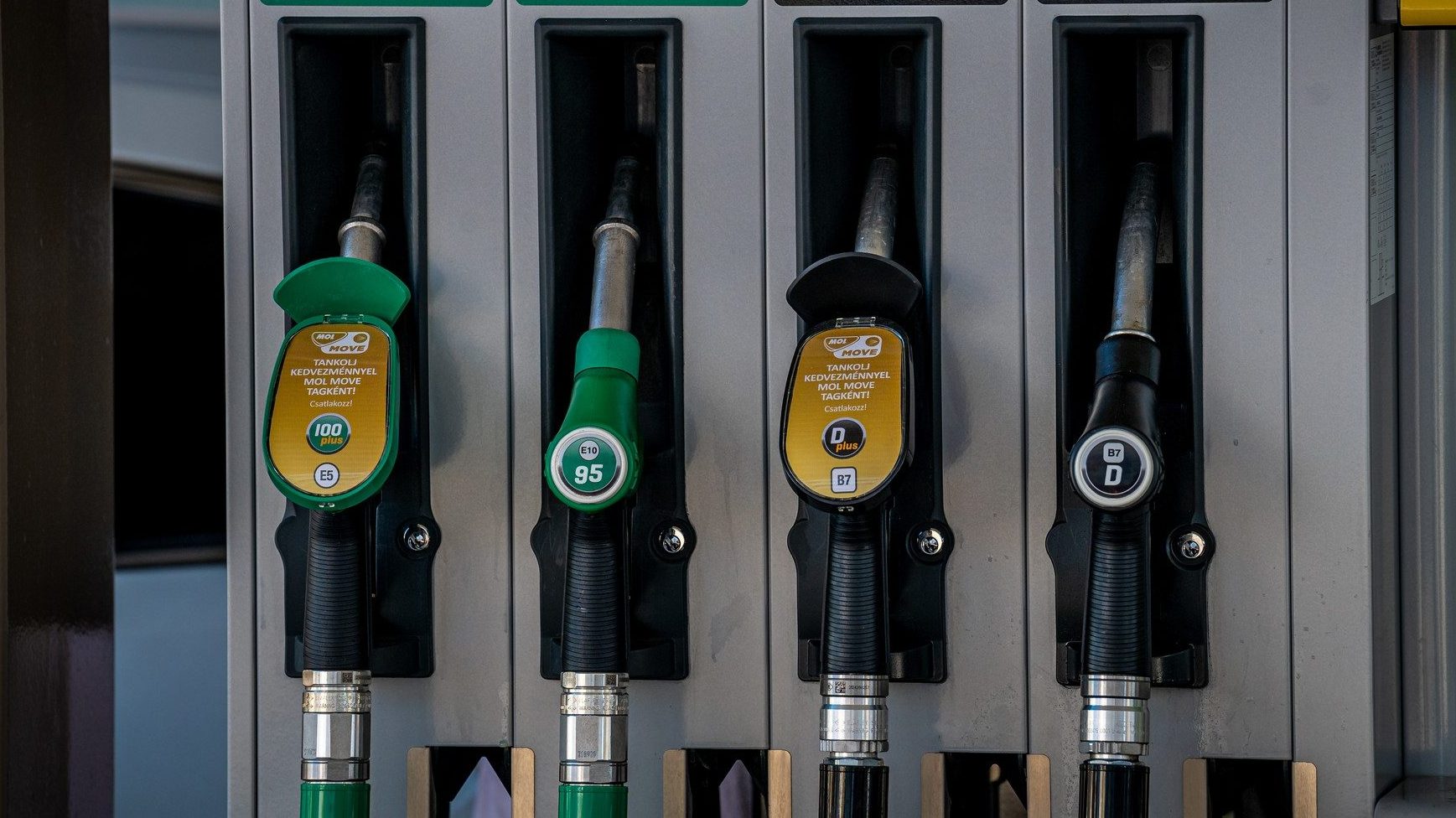 Változik a benzin és a gázolaj piaci ára is pénteken