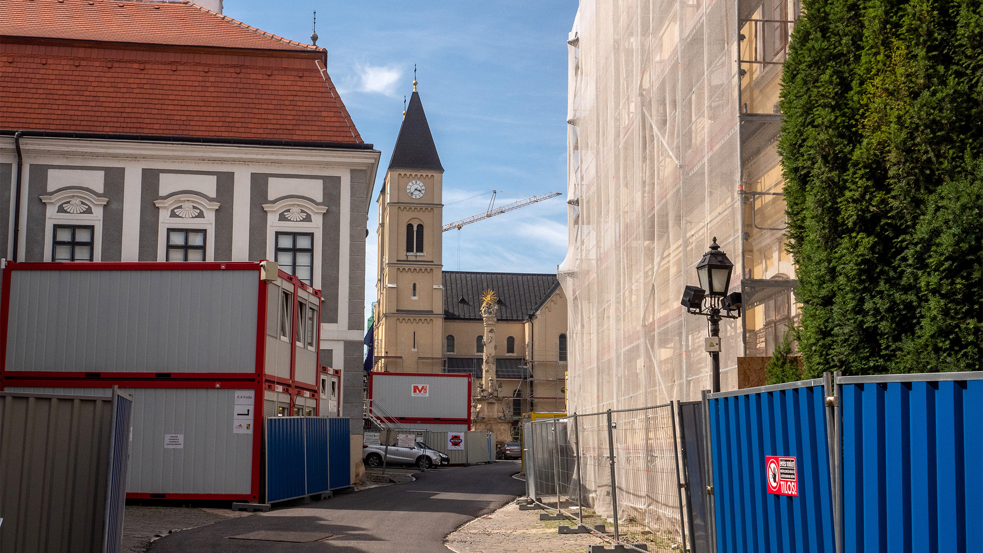 Kidobott oltár, fehérre meszelt falak – a székesegyház miatt csatázik a veszprémi érsekkel egy helyi csoport