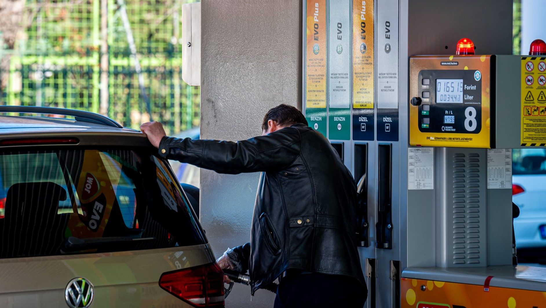 A román kormány literenként 40 forintnyi összeggel kompenzálja az üzemanyagok árát