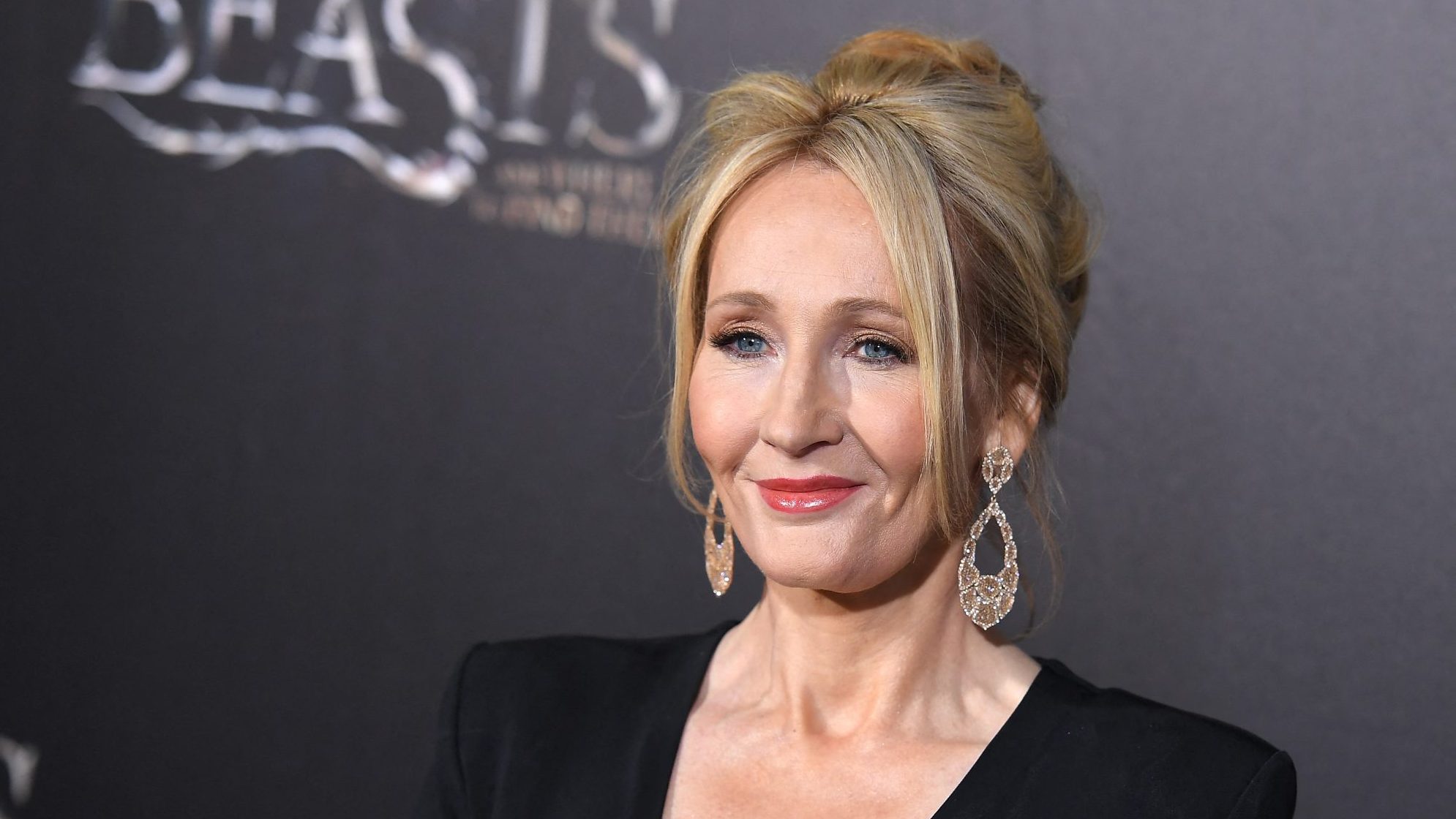 J. K Rowling azt ígérte a magukat Zelenszkijnek kiadó orosz telefonbetyároknak, hogy Harry Potter homlokára ukrán jelkép kerül