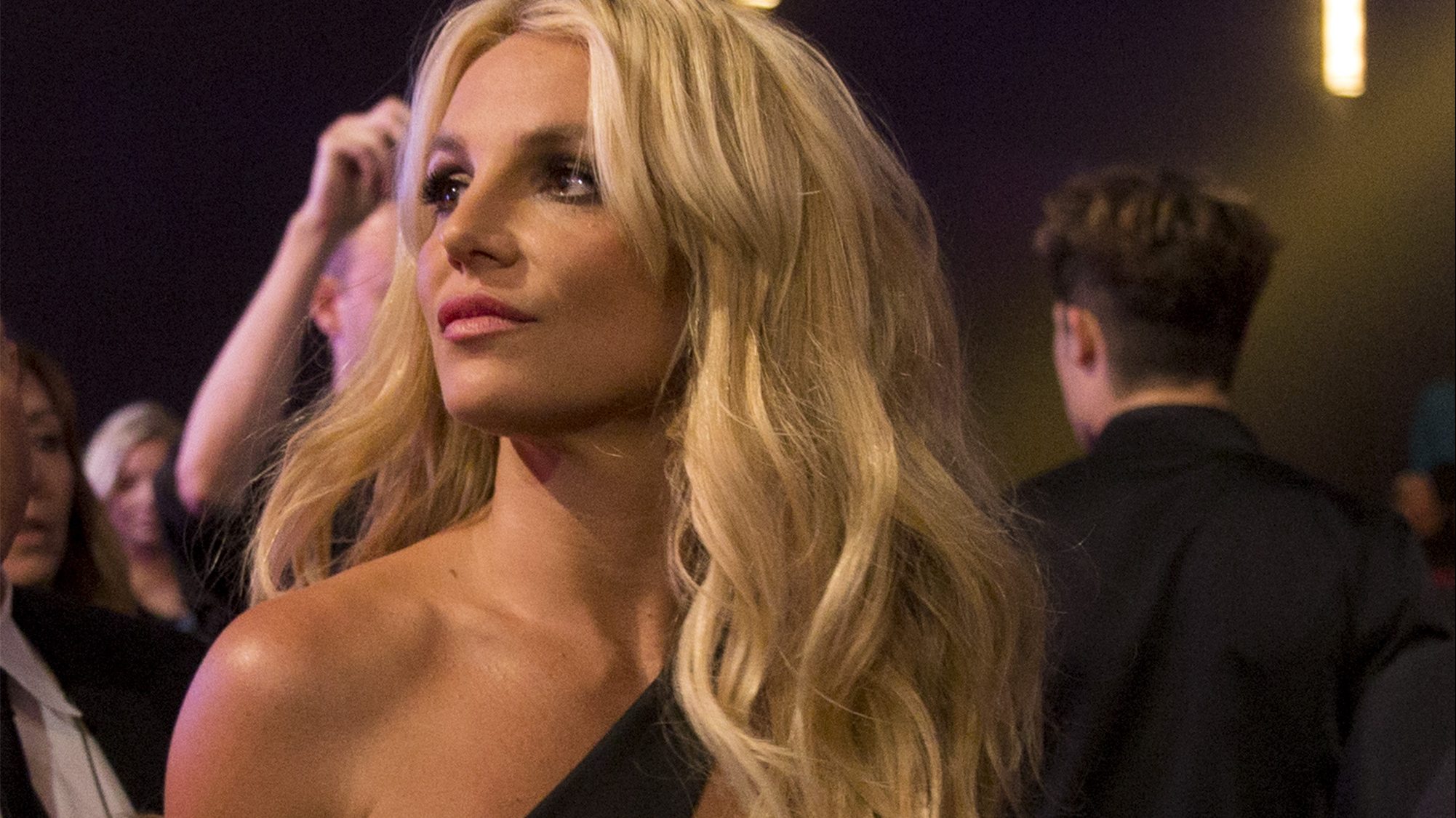 Britney Spears rövidre vágta a haját