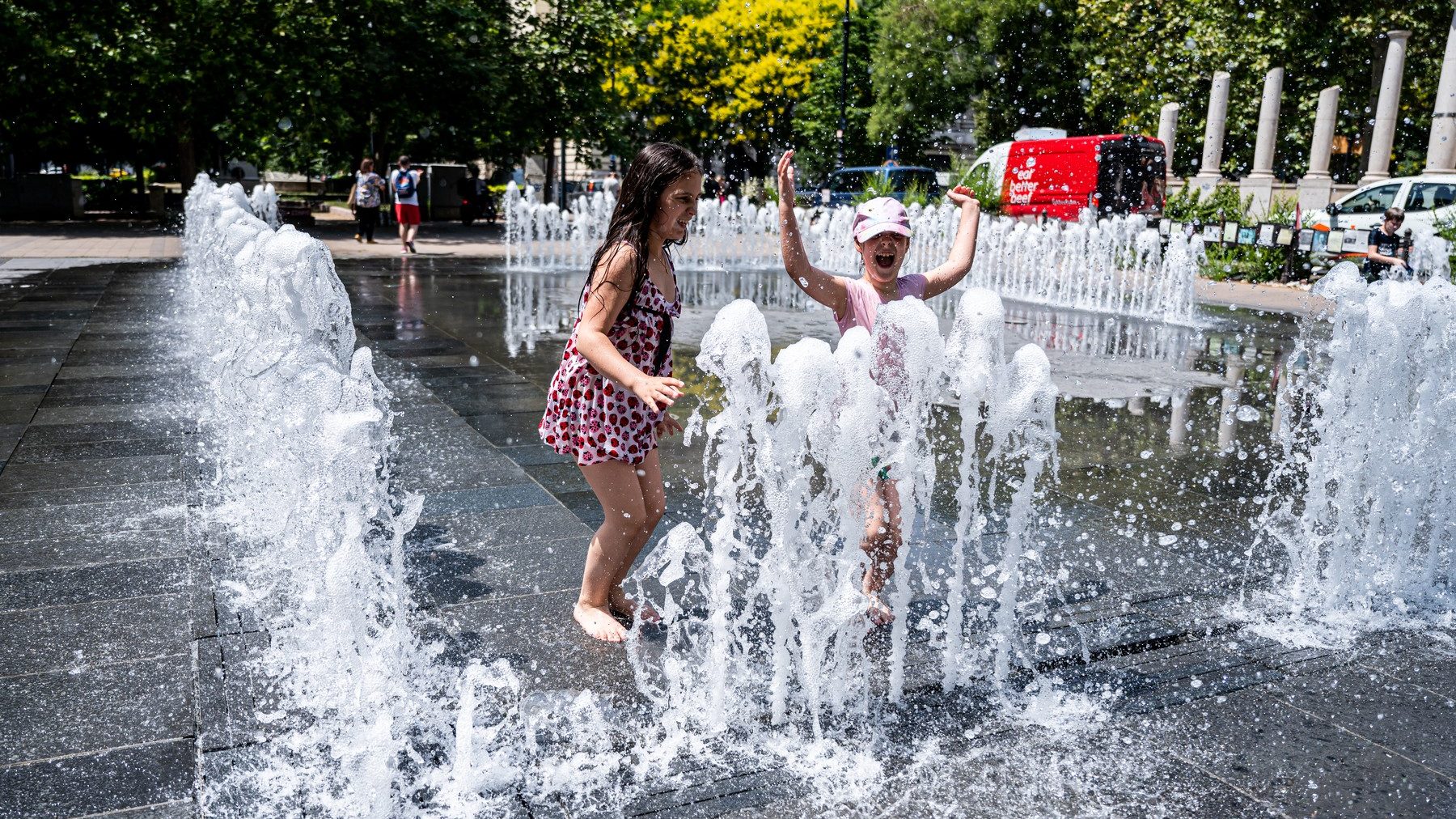 Gyengén felhős péntek akár 33 fokkal