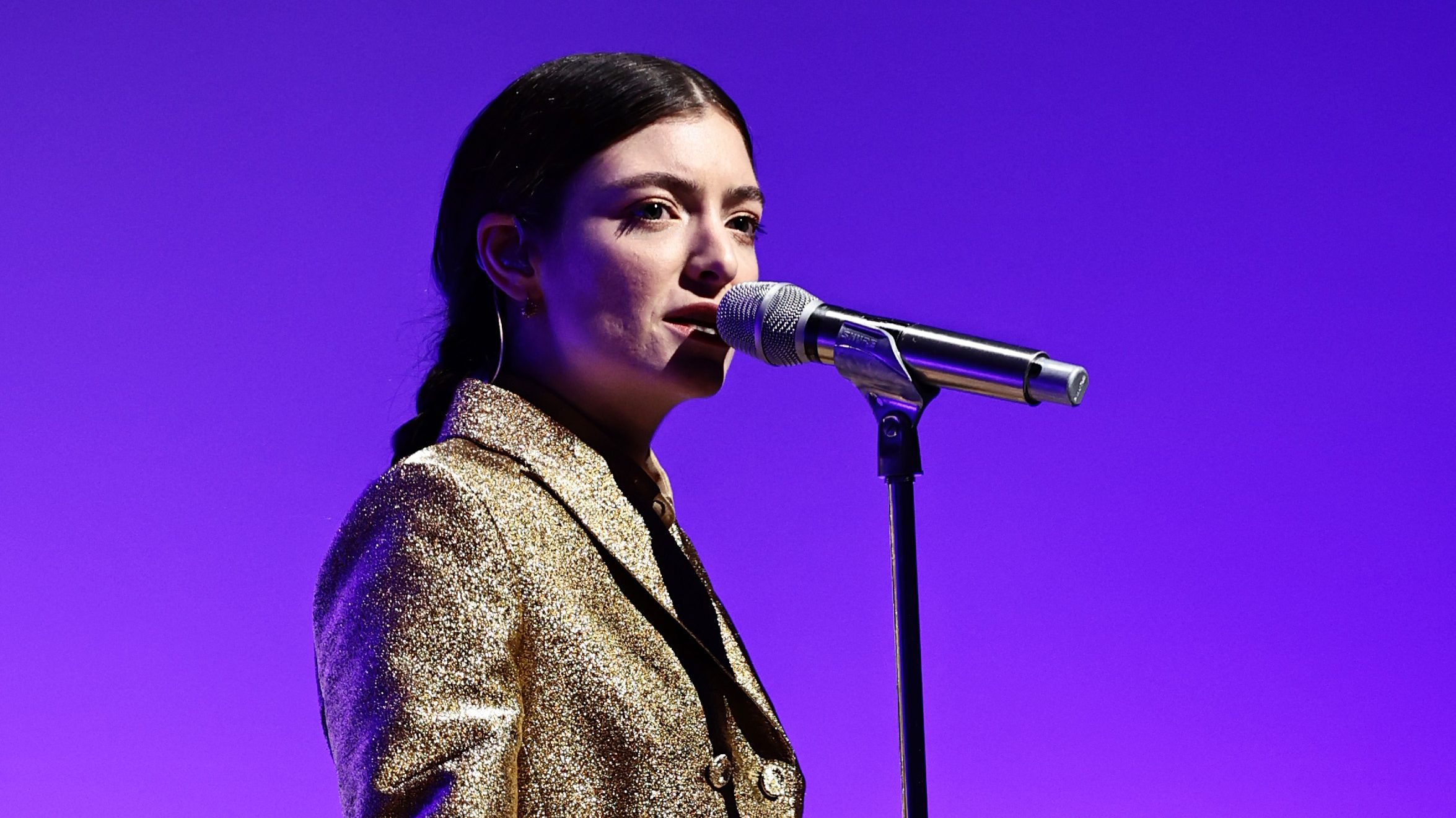 Lorde platinaszőke hajra váltott