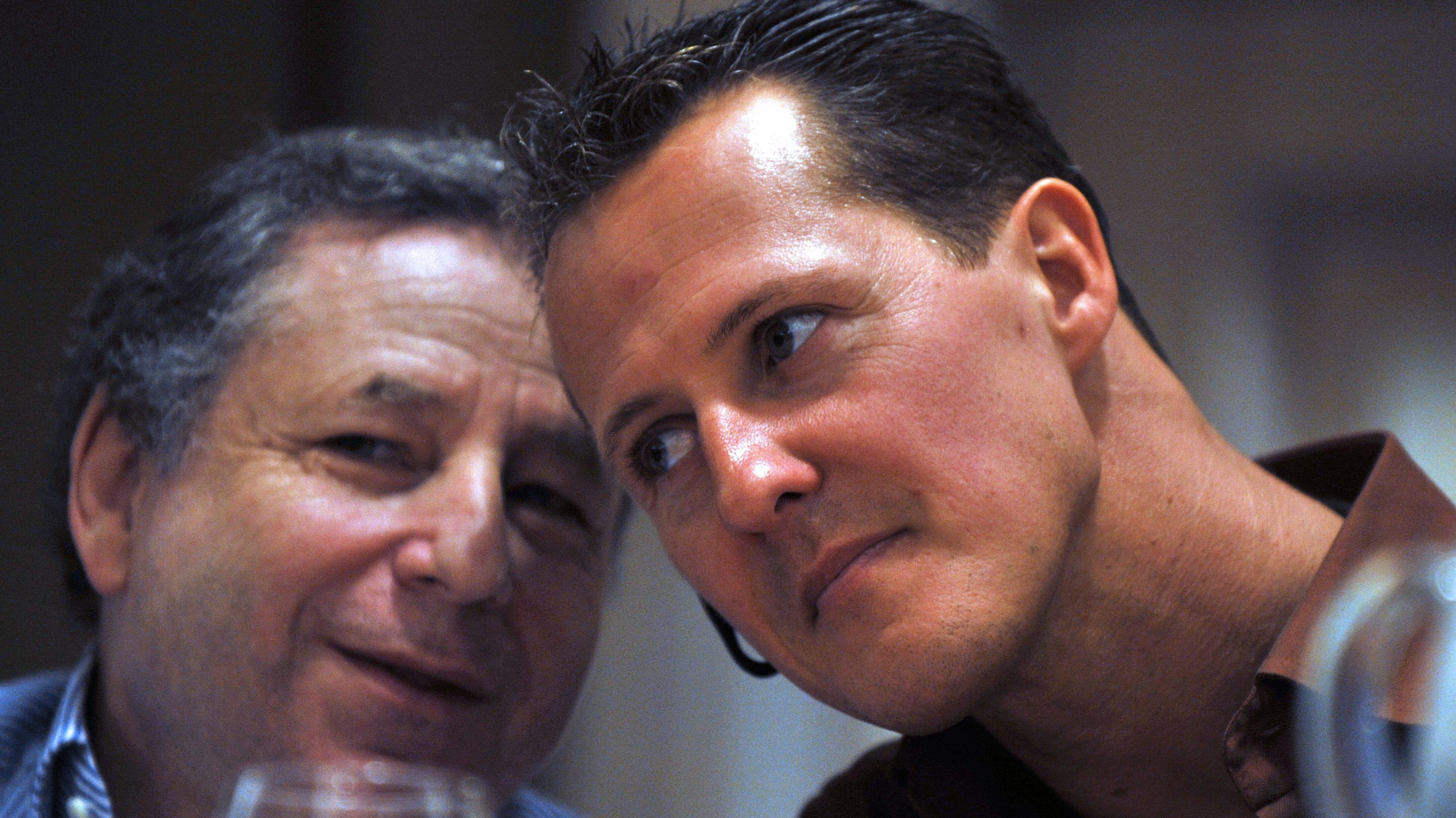 Michael Schumacher a tévé előtt ülve nézi a futamokat Jean Todtal