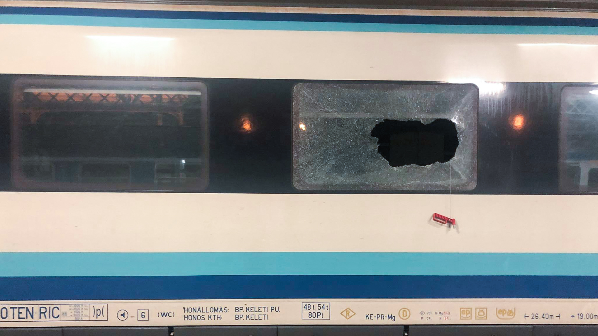 Kisebb pánik tört ki egy forró vonaton a Keletiben, az egyik utas kitörte az ablakot