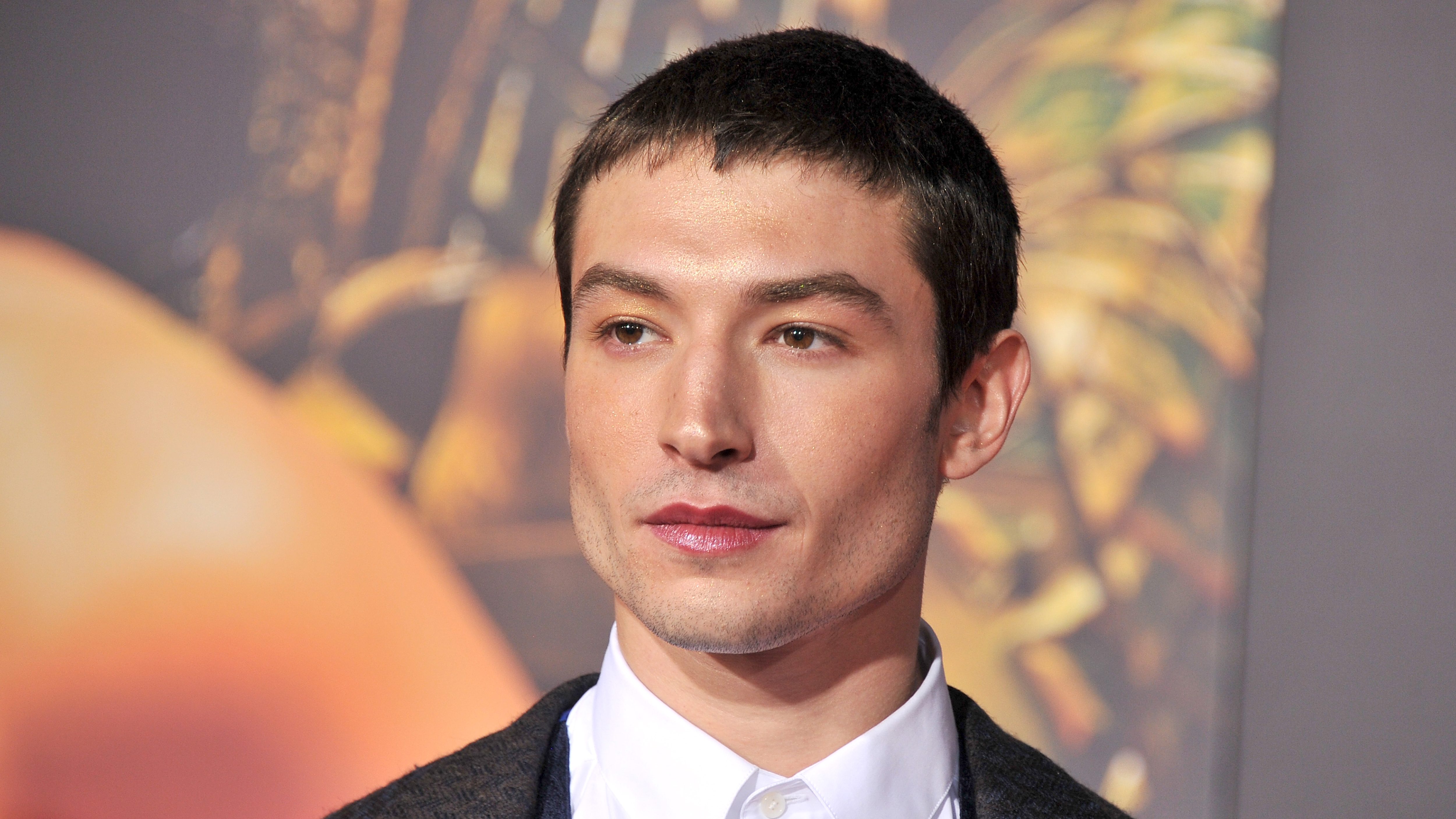 Ezra Miller kocsmai verekedést kezdeményezett, fojtófogással a földre terített egy nőt