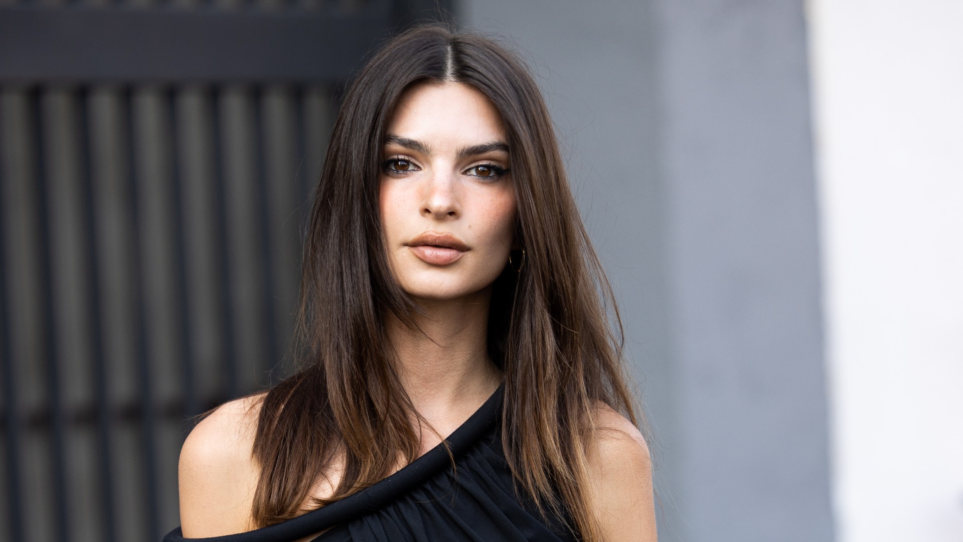 Emily Ratajkowski meztelenül fetreng a szőnyegen, pont úgy, mint a kutyája