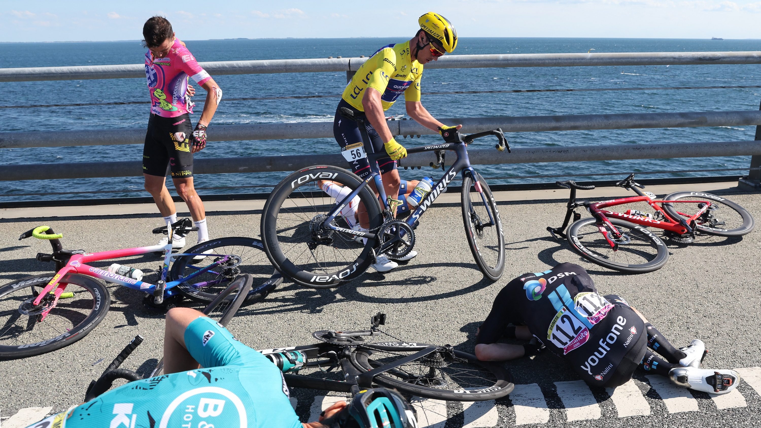 Több hatalmas tömegbukás borzolta a kedélyeket a Tour de France-on