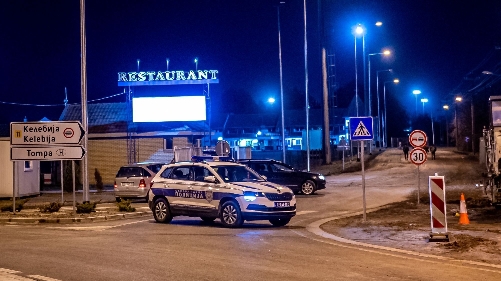 Menekültek estek egymásnak a magyar határ közelében, halottak is lehetnek