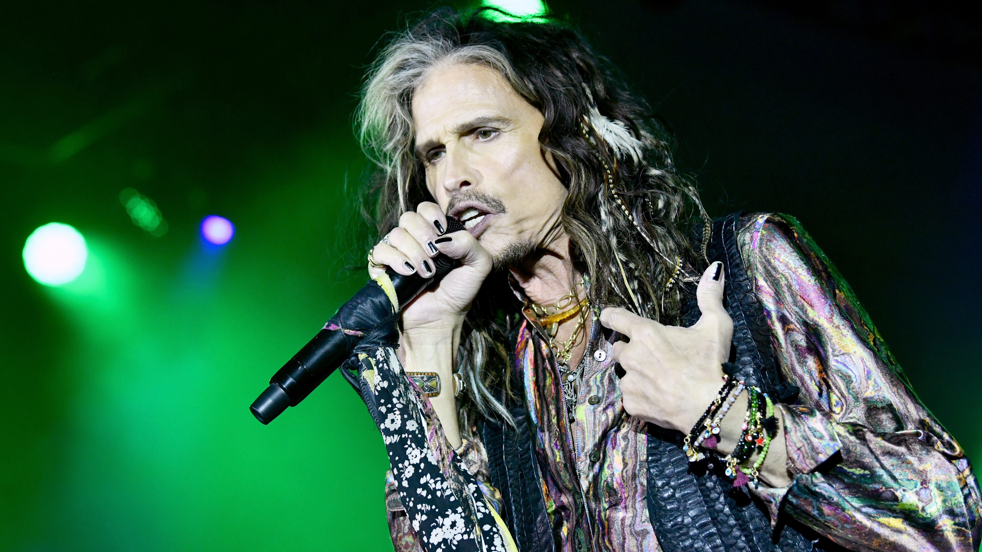 Kijött a rehabról Steven Tyler, még tovább is volt ott, mint kellett volna