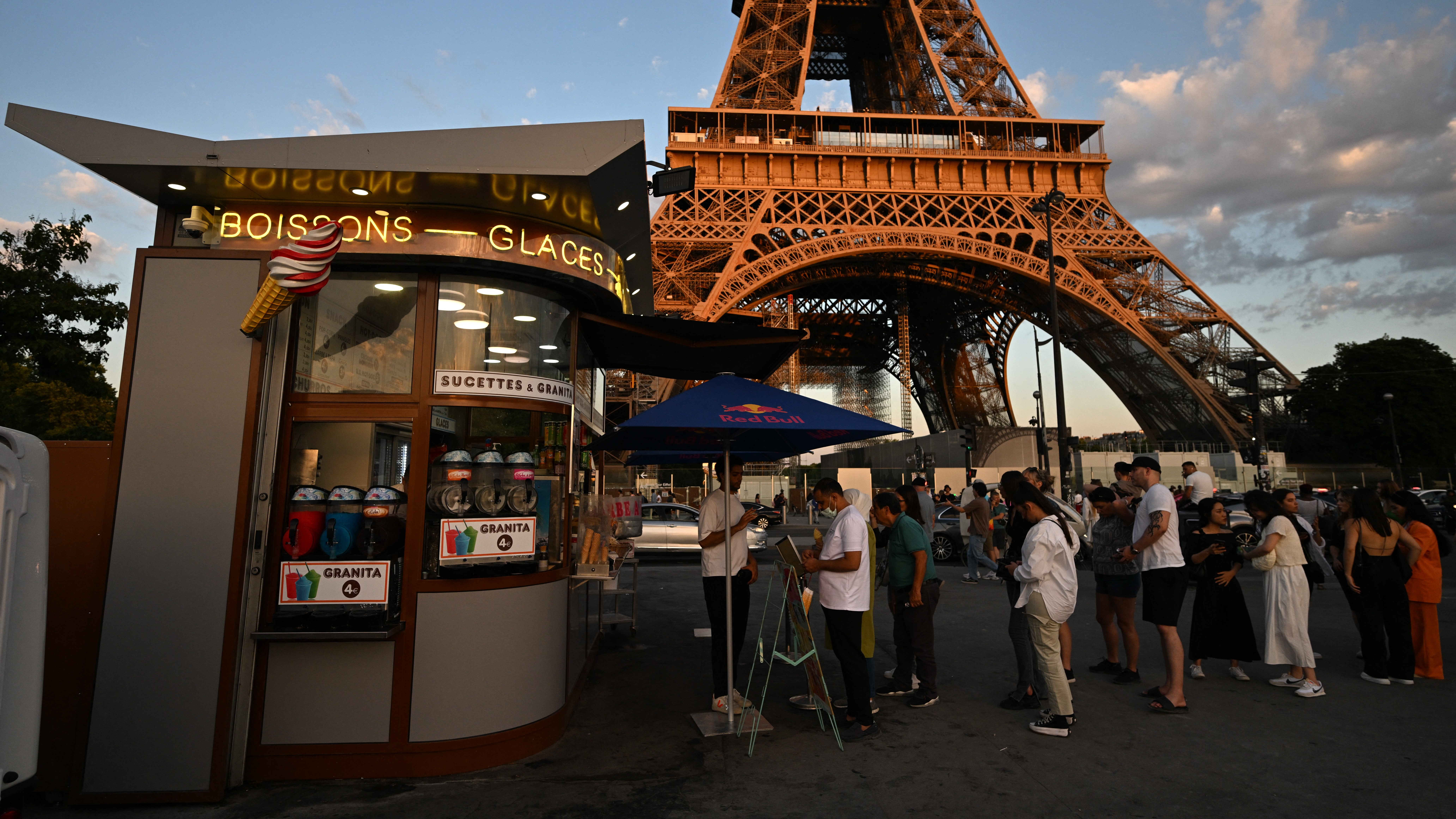 Sürgősen fel kéne újítani, de csak átfestik az Eiffel-tornyot