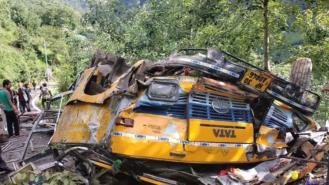 Szakadékba zuhant egy busz az indiai hegyvidéken, legalább 16 utas meghalt