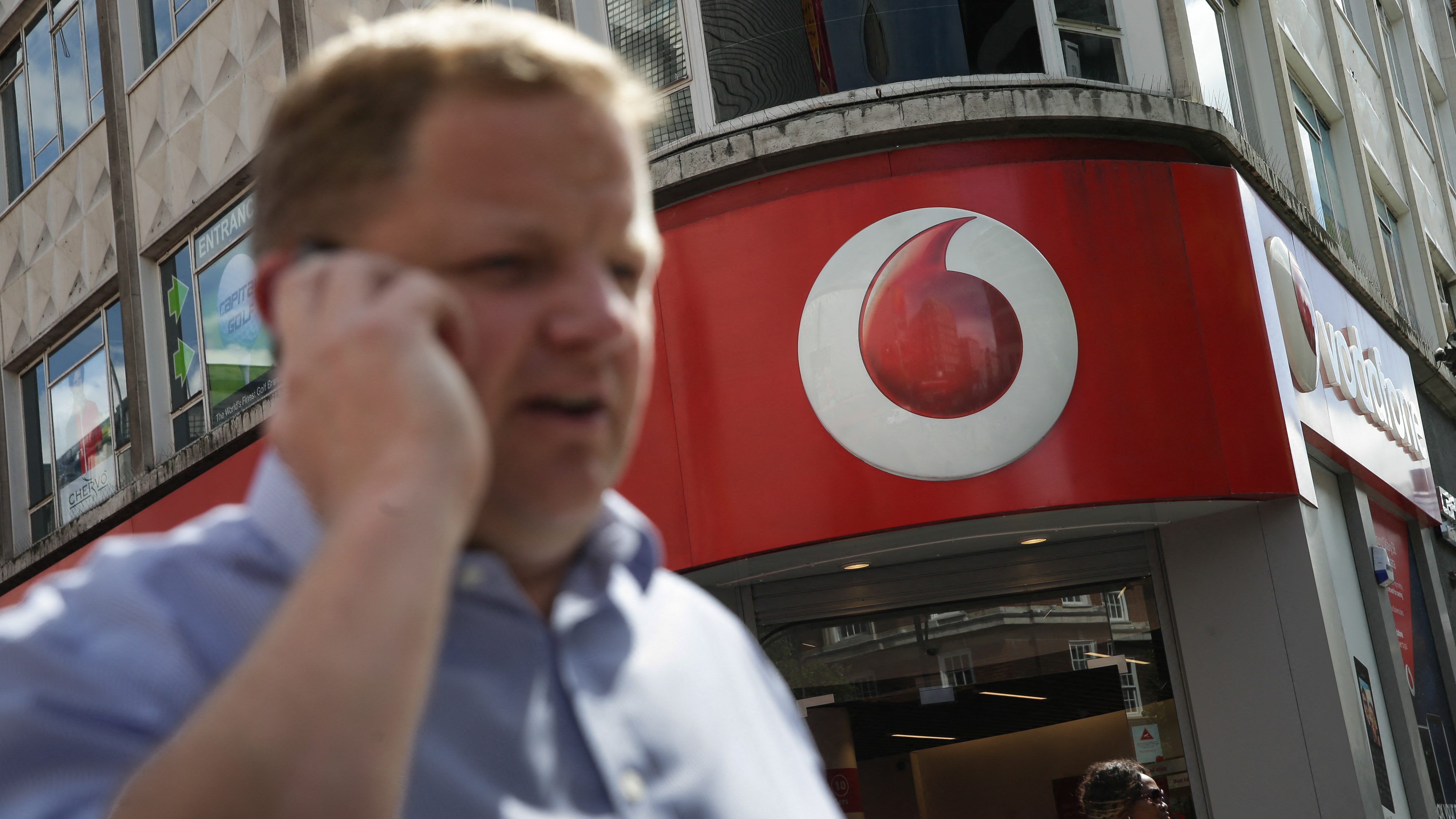 Még el sem kezdődött az átállás, de már gond van a Vodafone-nál