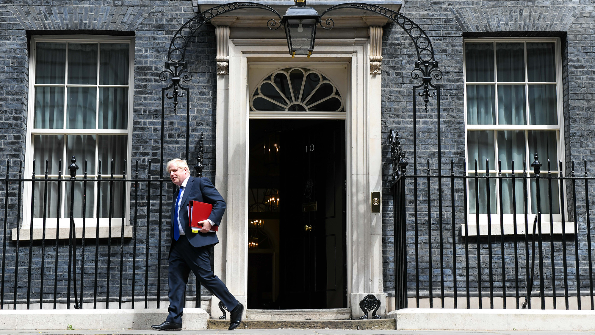 Szétesőben a brit kormány, de Boris Johnson a többtucatnyi lemondás ellenére sem akar távozni