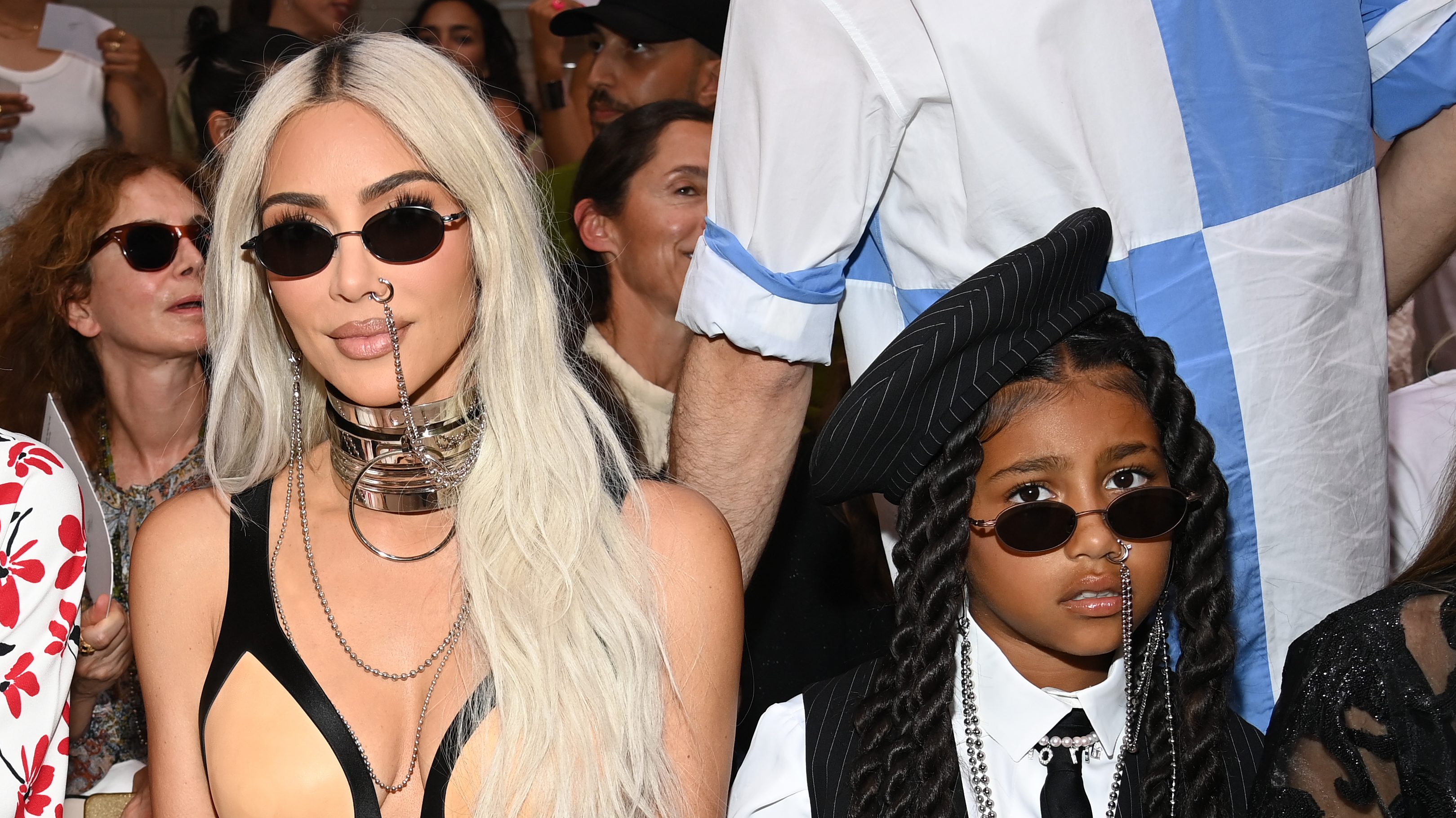 Kim Kardashian és 9 éves lánya egyforma orrkarikát és napszemüveget viseltek