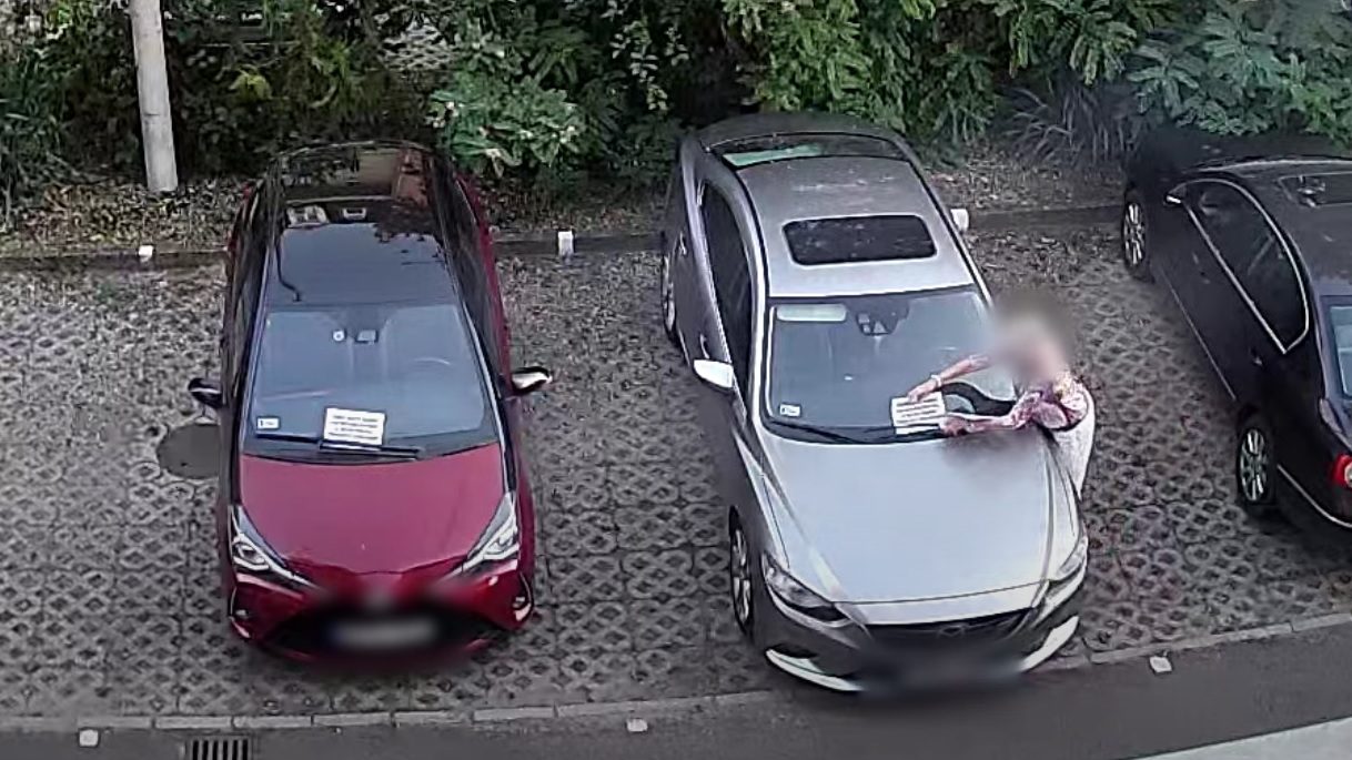 Videó: Tizenkilenc autót karcolt meg kulccsal egy nő Újpesten