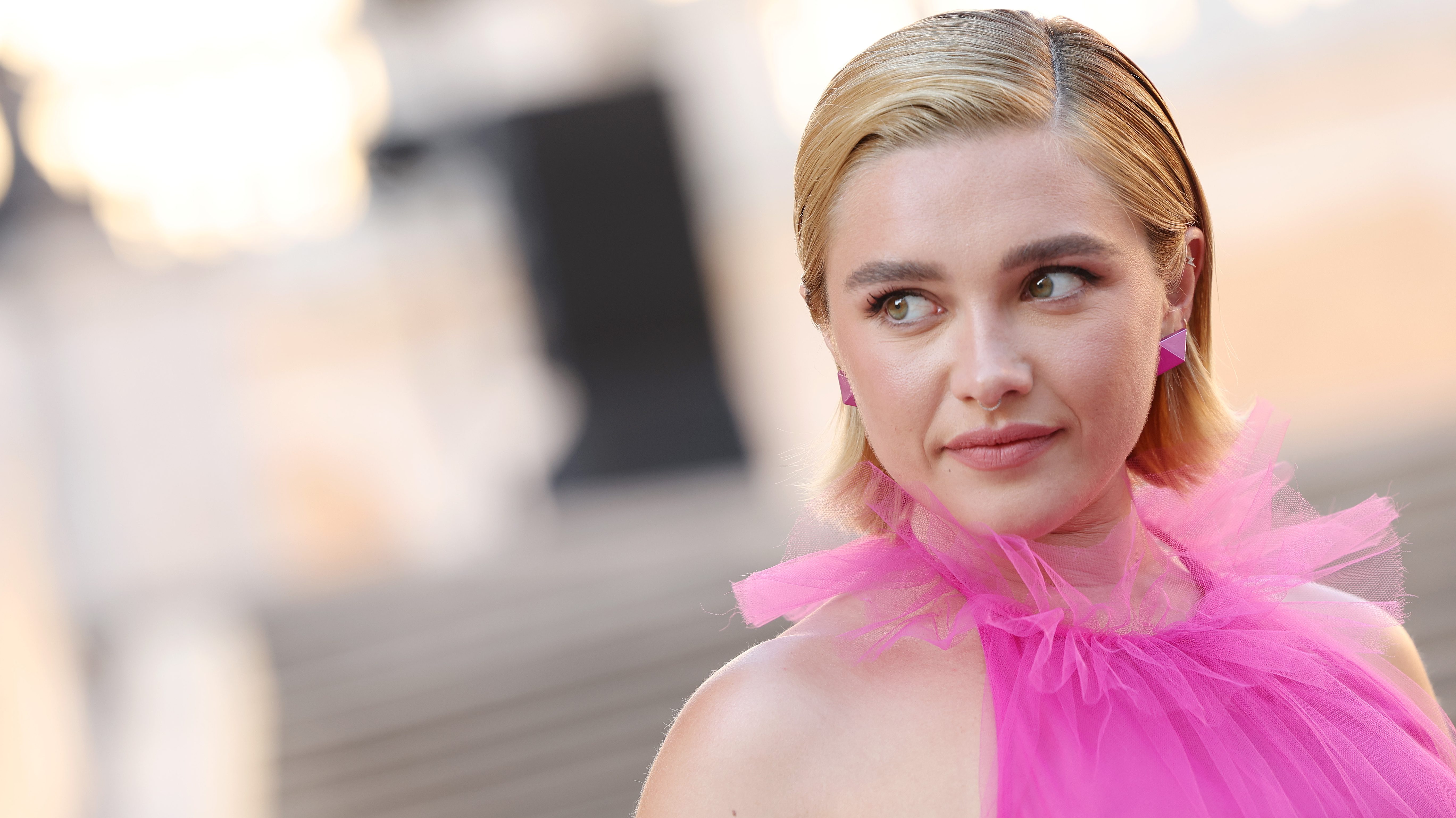 Áttetsző ruhában vörös szőnyegezett Florence Pugh, szerinte rémisztő, hogy a férfiak miket kommenteltek neki