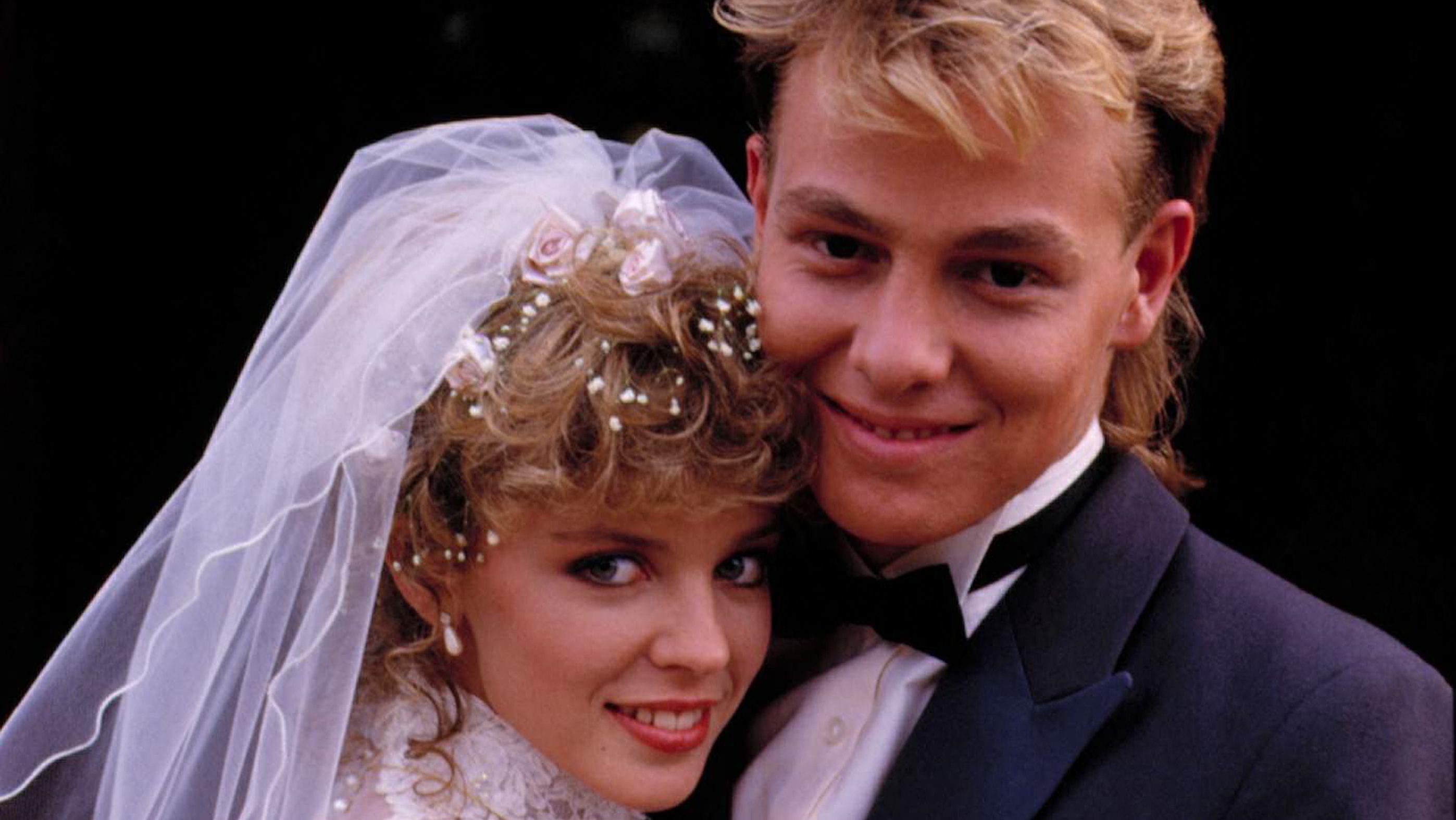 Kylie Minogue és Jason Donovan harminc év után ismét egymást ölelik az ausztrál Szomszédokban