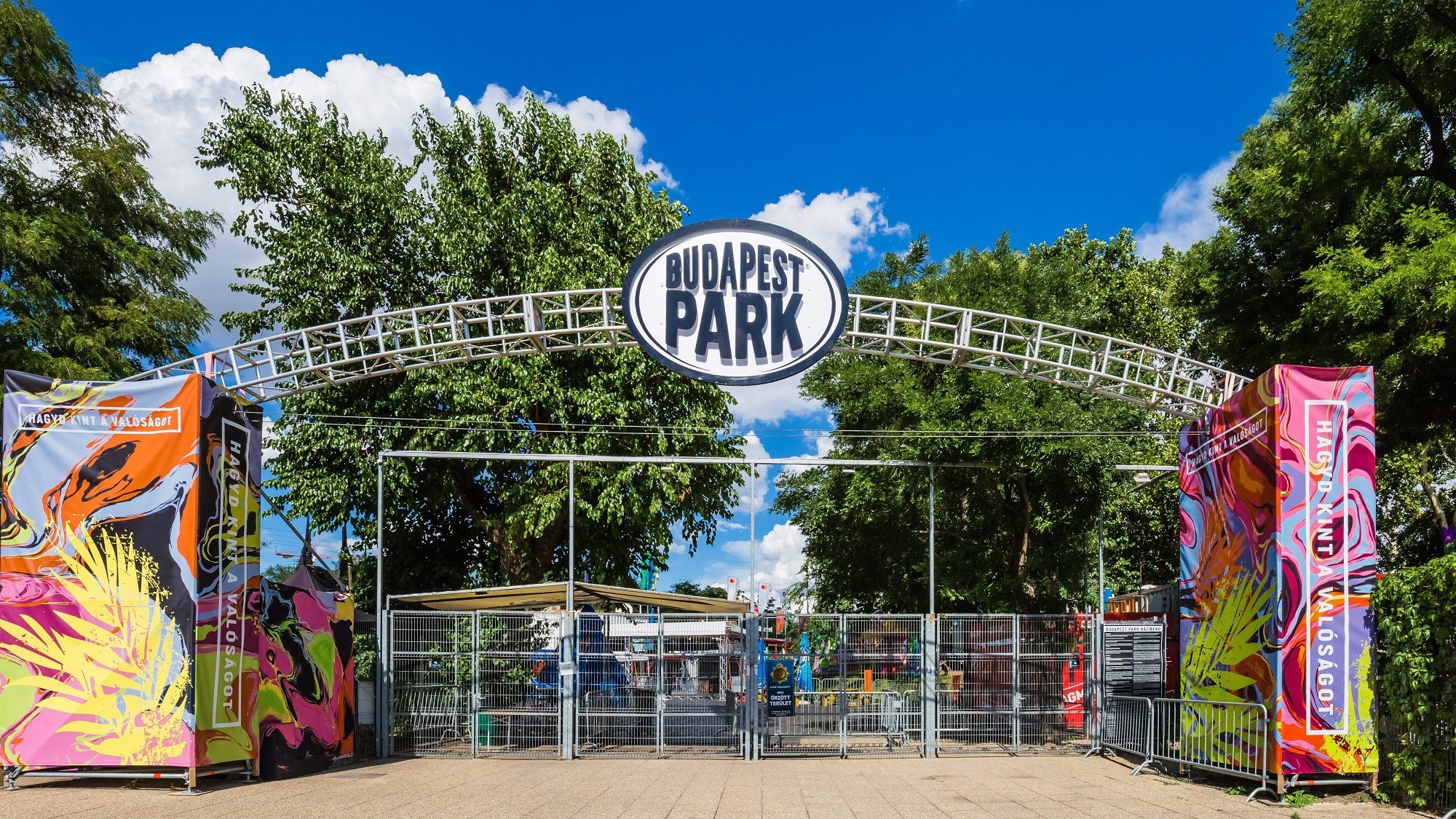 Cáfolja a Budapest Park, hogy tömegverekedés előzte meg a szórakozóhely előtti halálos gázolást