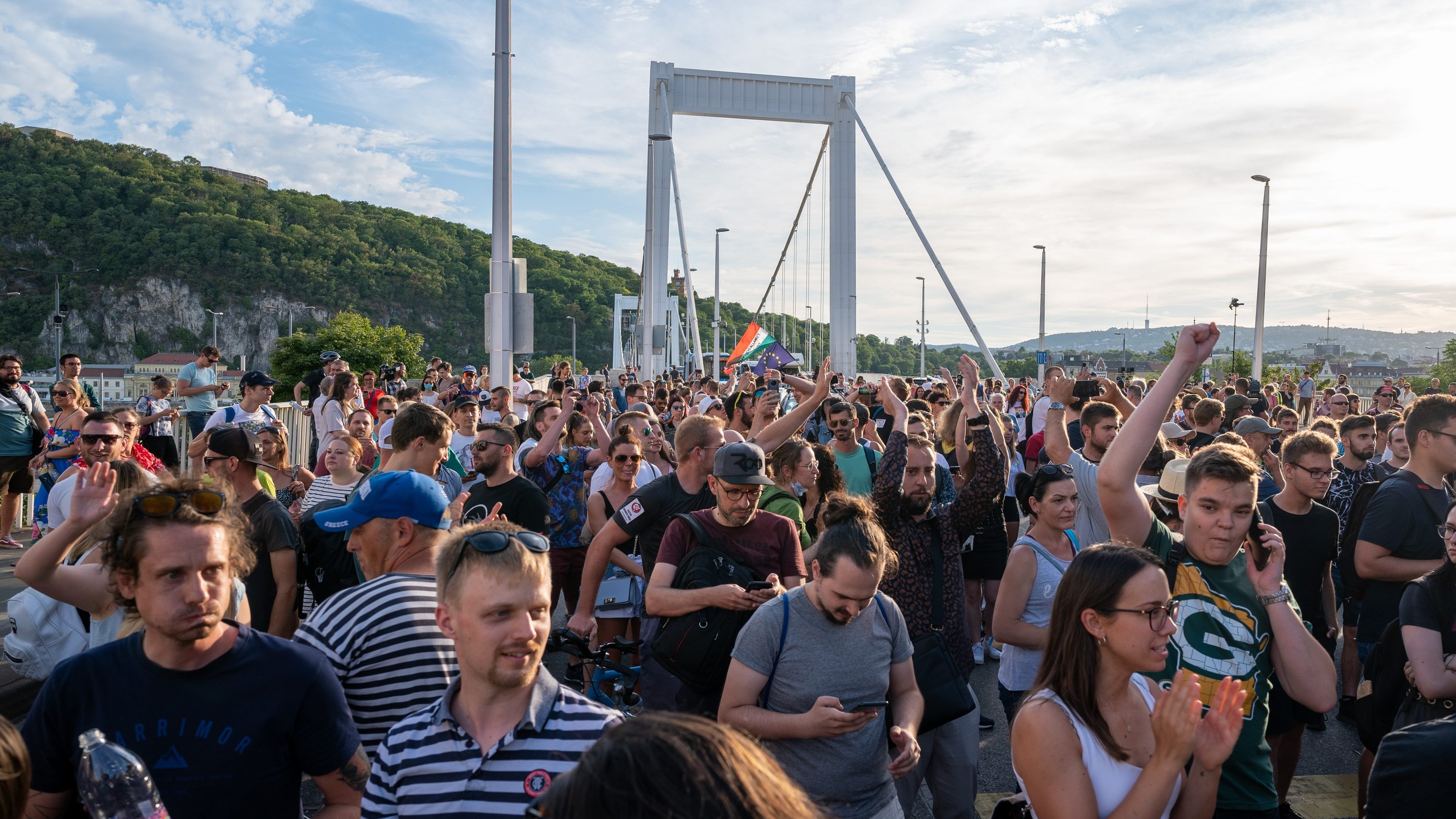 Ez történt az Erzsébet hídon: tüntetéshullámot hirdettek, minden este foglalást tartana a Kutyapárt