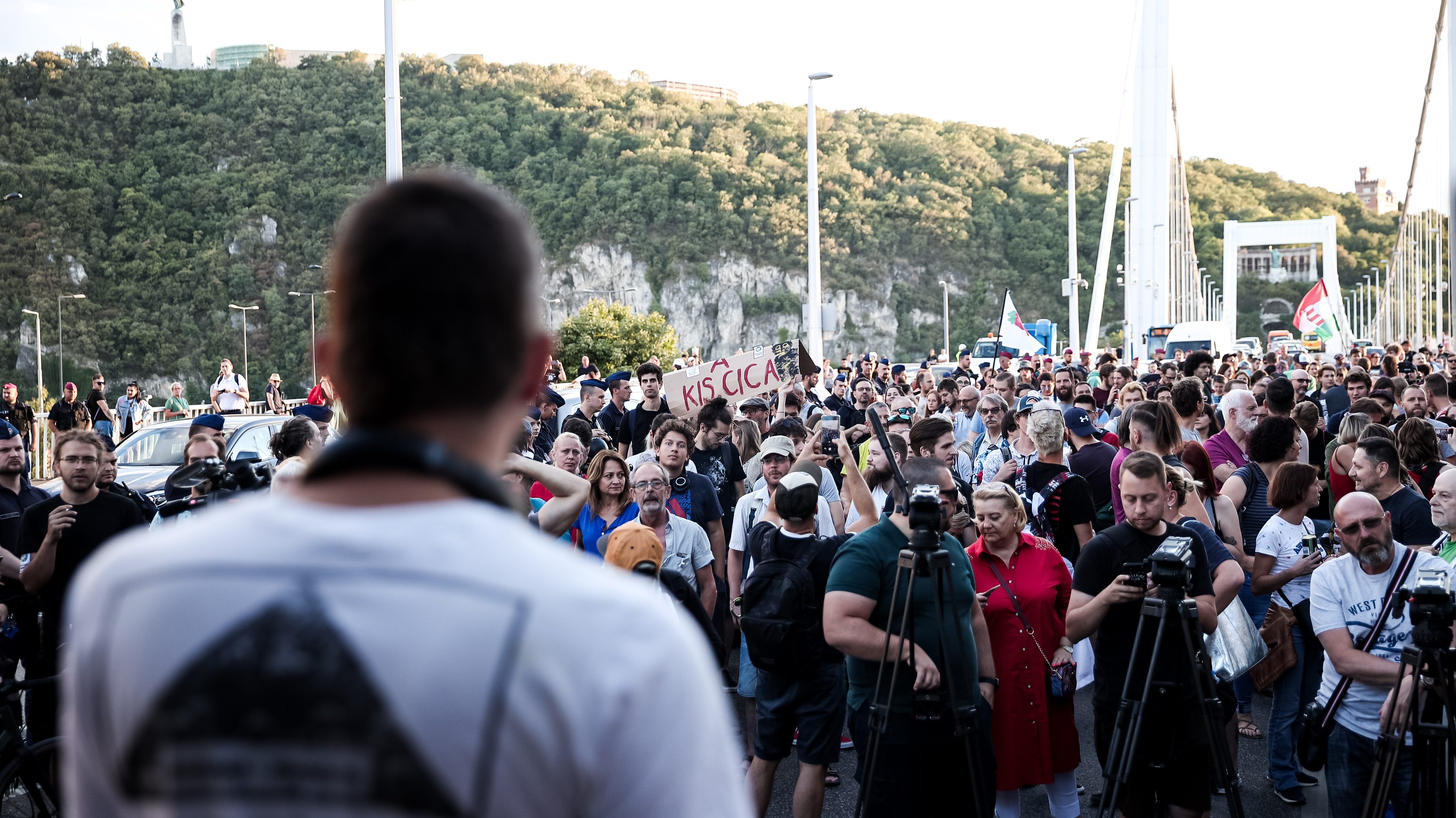 Lezárták a teljes Erzsébet hidat a tüntetők