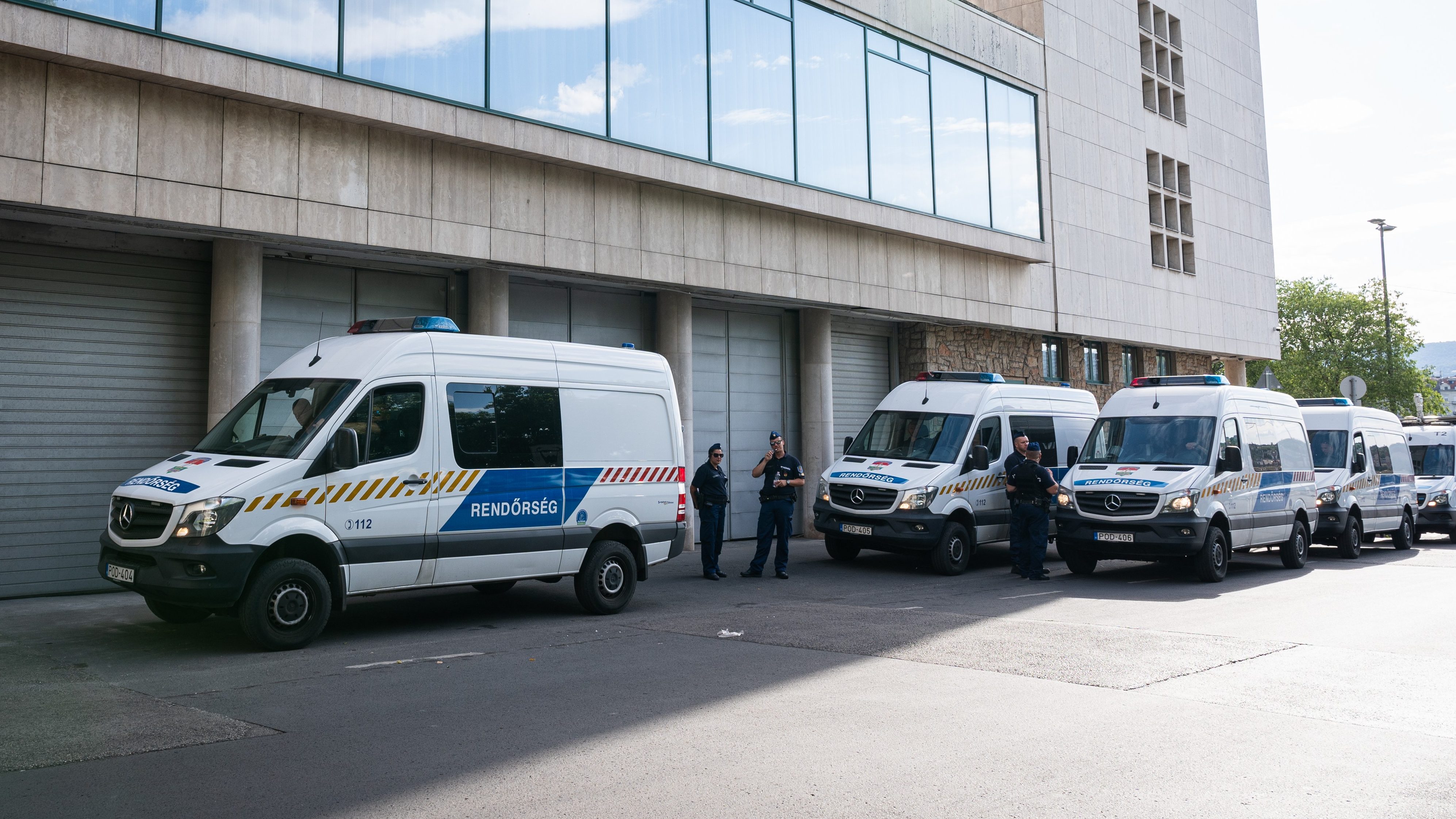 Két lépcsős béremelést kapnak a rendőrök és a katonák