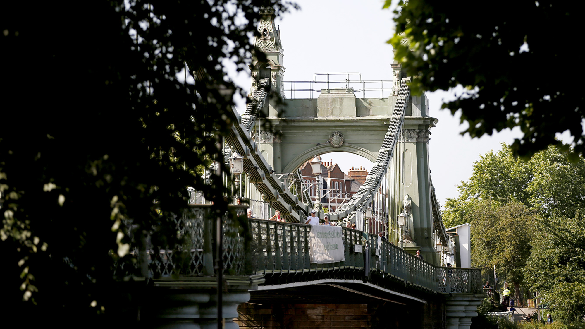 Szigetelőfóliába csomagoltak egy hidat Londonban, így védik a forróságtól