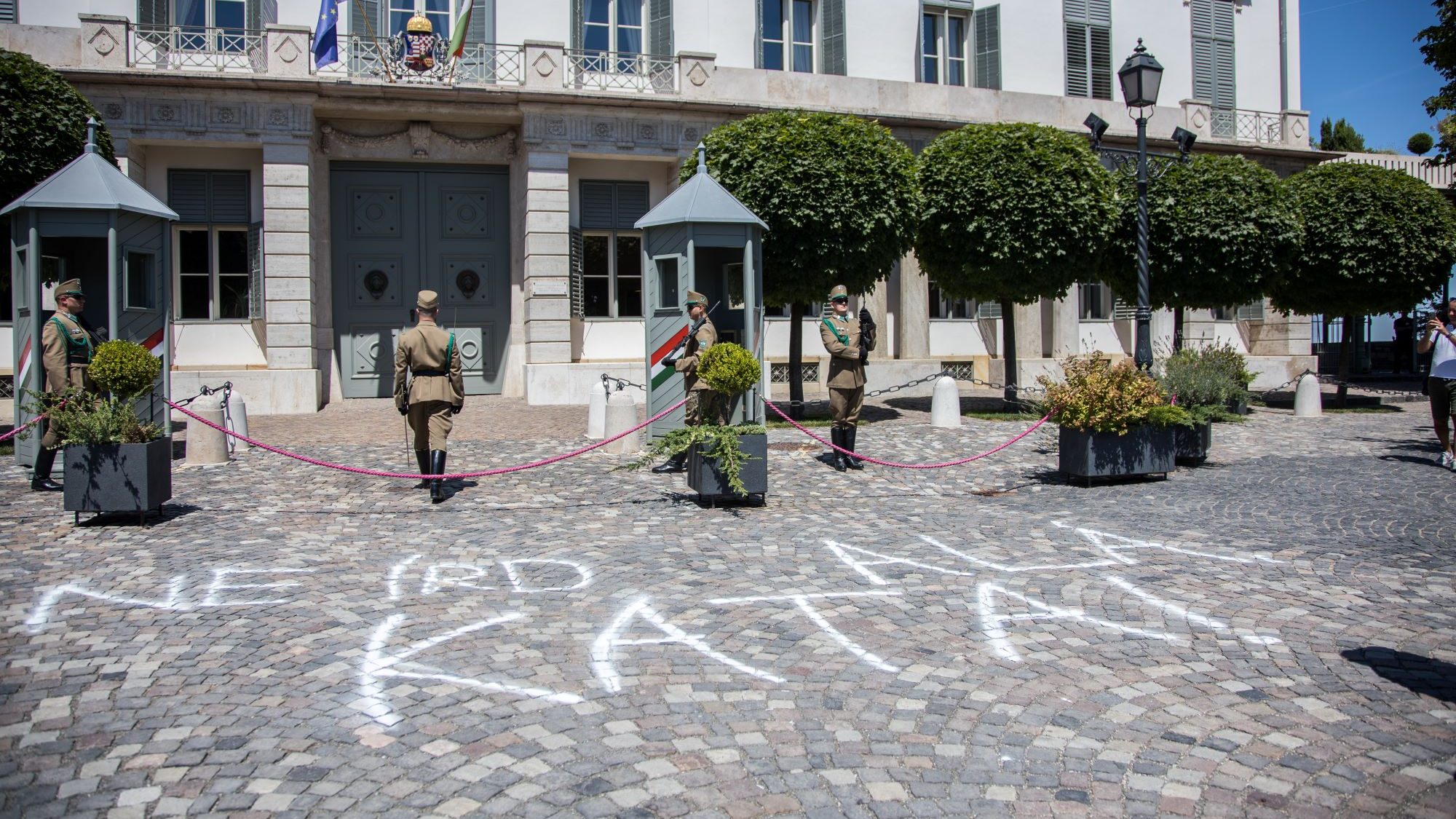 „Ne írd alá, Kata!” – festékszóróval akciózott a Momentum ifjúsági tagozata a Sándor-palota előtt