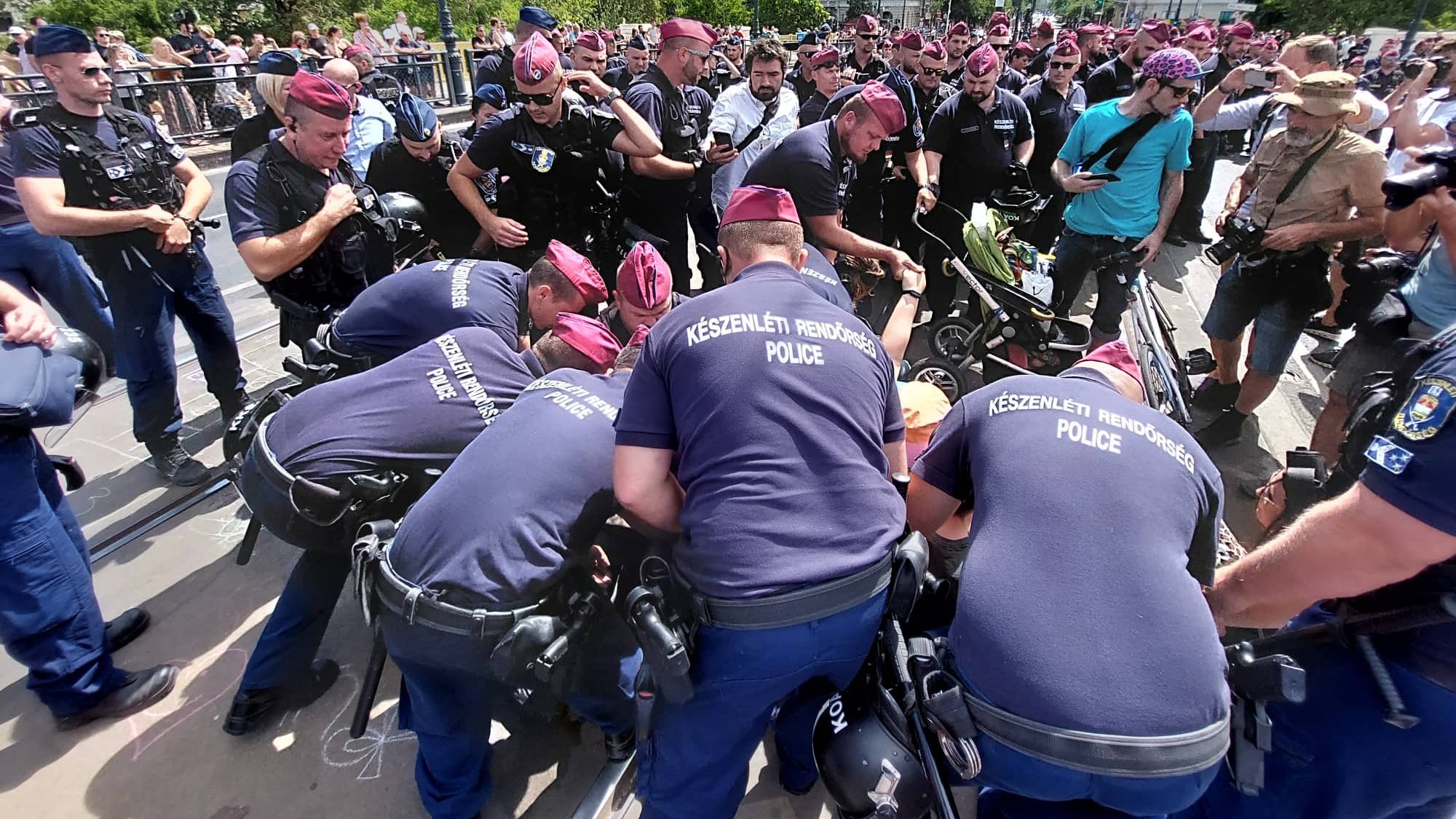 Megmagyarázta a rendőrség, miért sokkolózták le a tüntetőt a Margit hídon