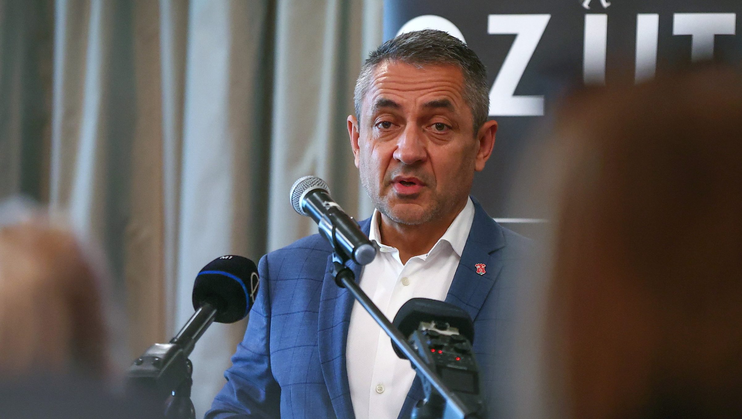 Egy Romániában zaklatásért és testi sértésért elítélt bűnöző fotózkodott a nemzetpolitikáért felelős államtitkárral