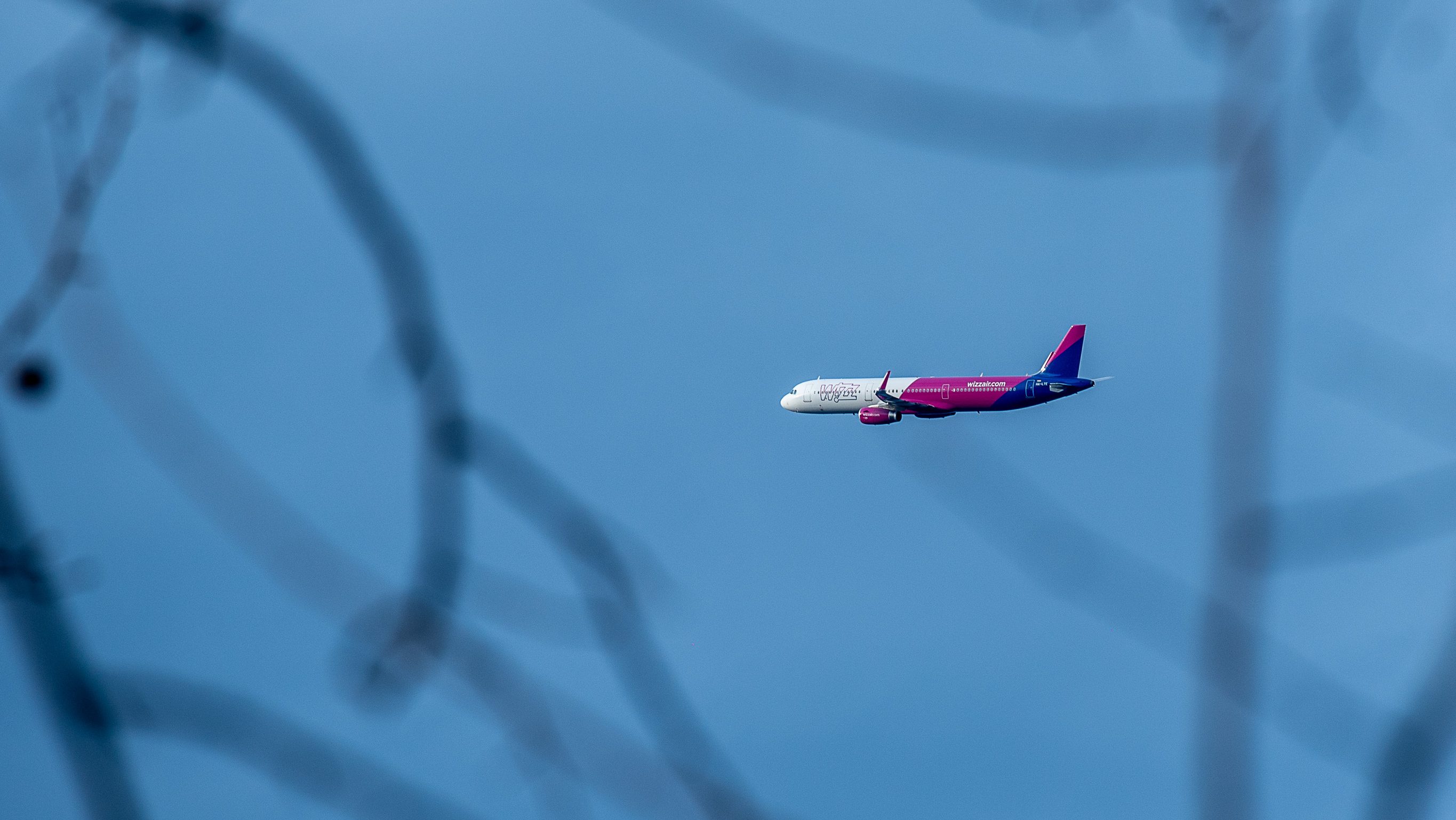 Hétfő óta hiába várják a WizzAir-utasok, hogy elhozzák őket Lutonból Budapestre