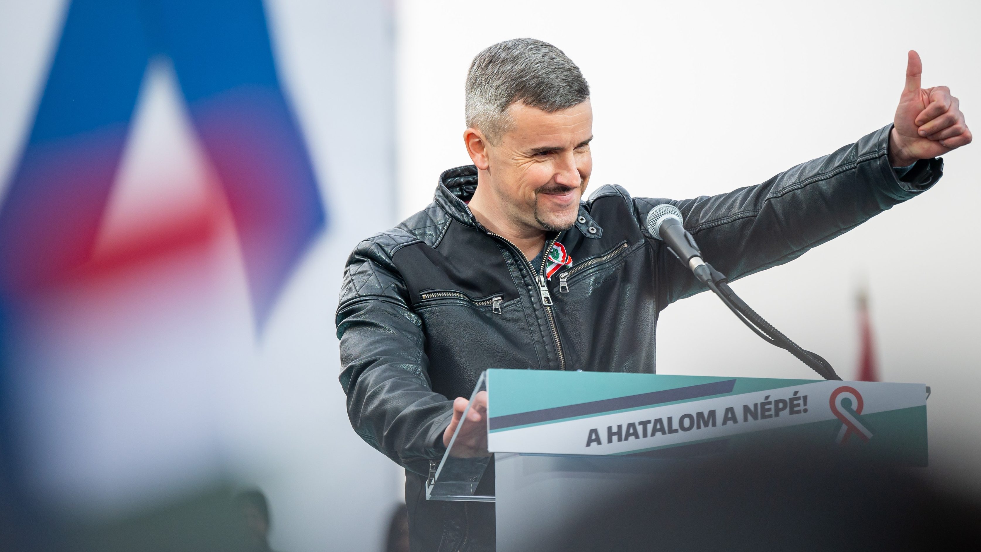 Megelégelte a Jobbik, hogy Jakab Péter saját arculattal kampányol