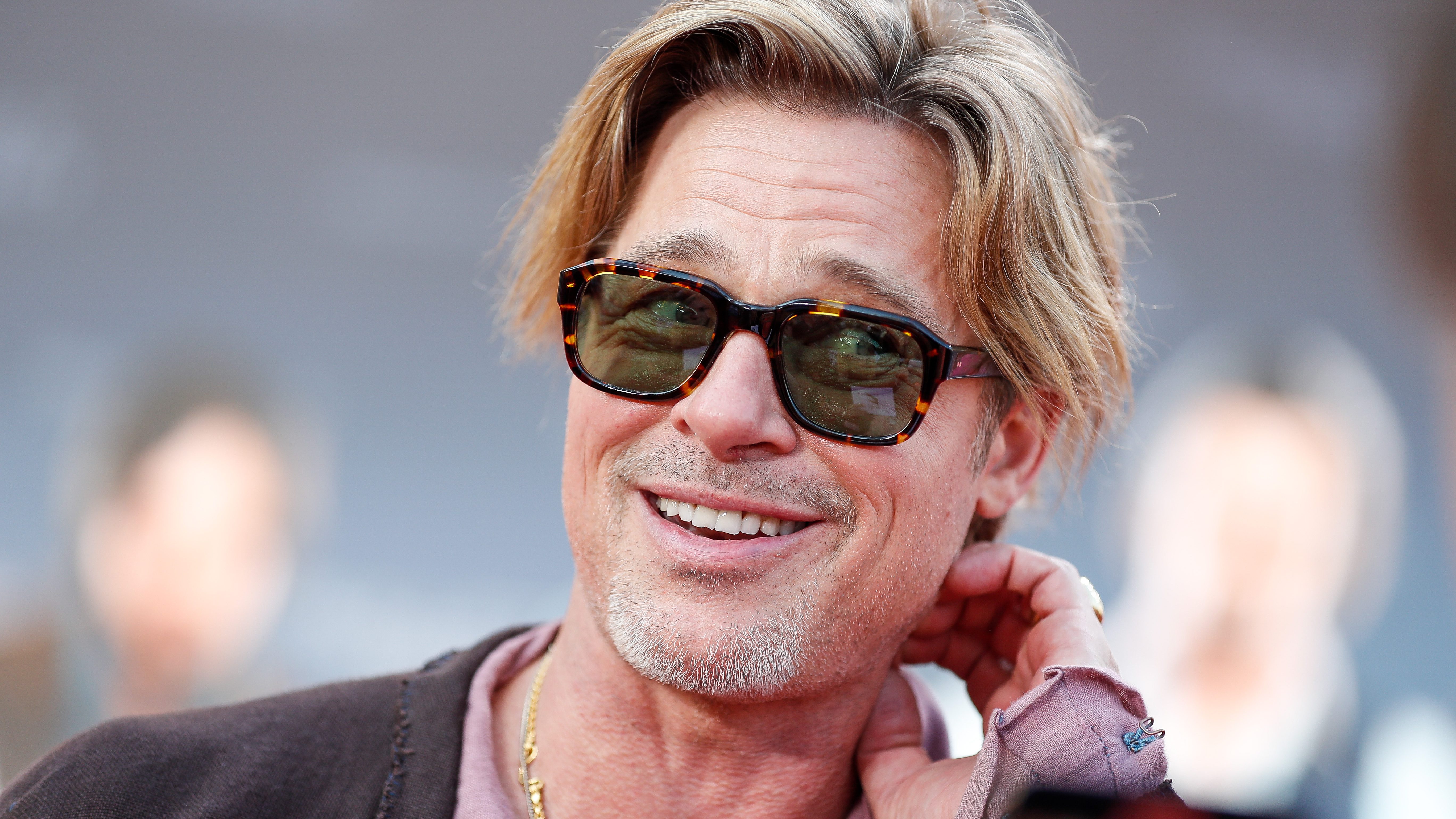 Brad Pitt szoknyát viselt legújabb filmje premierjén