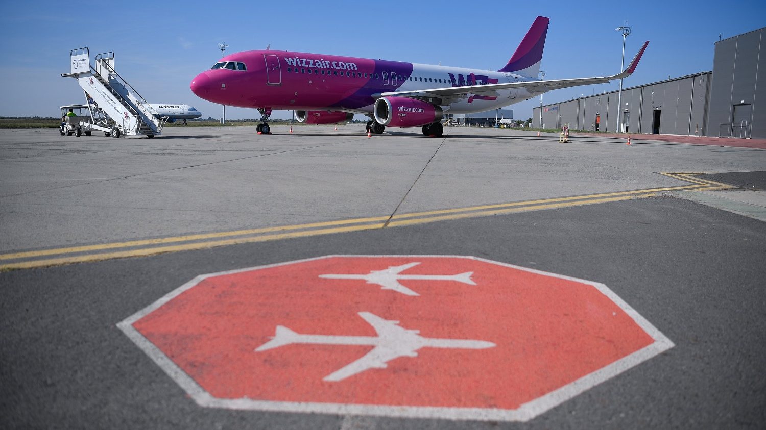 Vészcsúszdán evakuálták az utasokat Ferihegyen egy Wizz Air-gépből