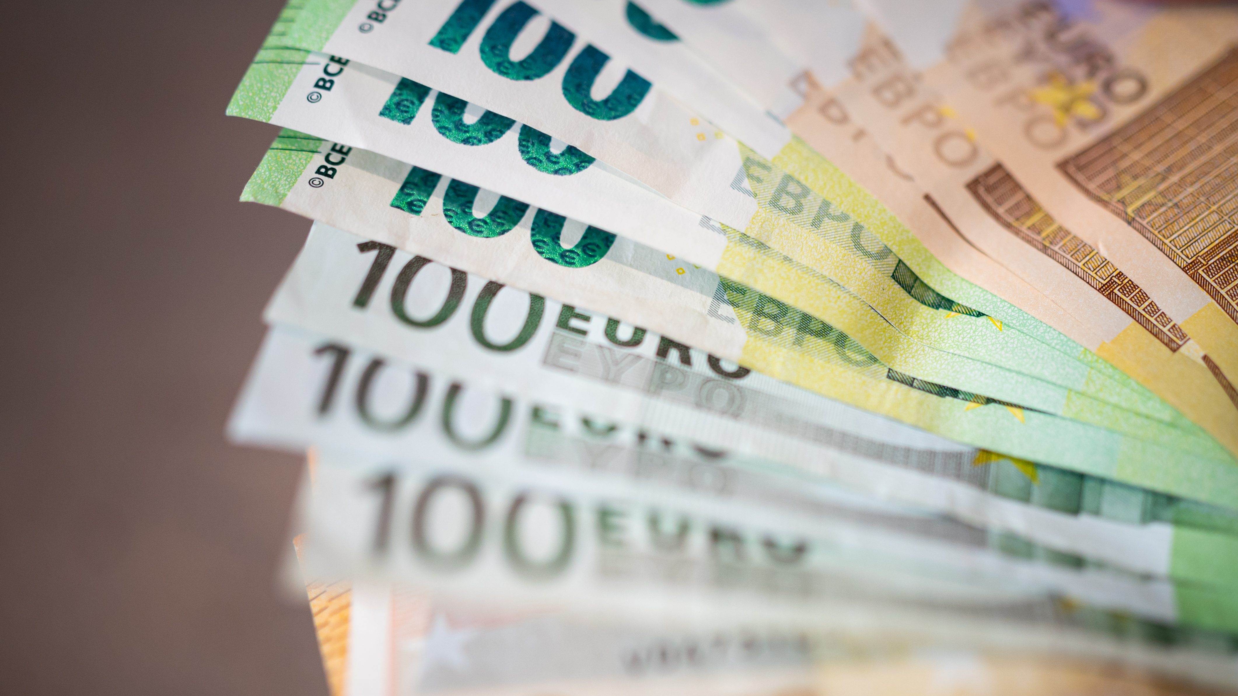 Váratlanul kamatot emelt az Európai Központi Bank, 400 forint alá ment az euró