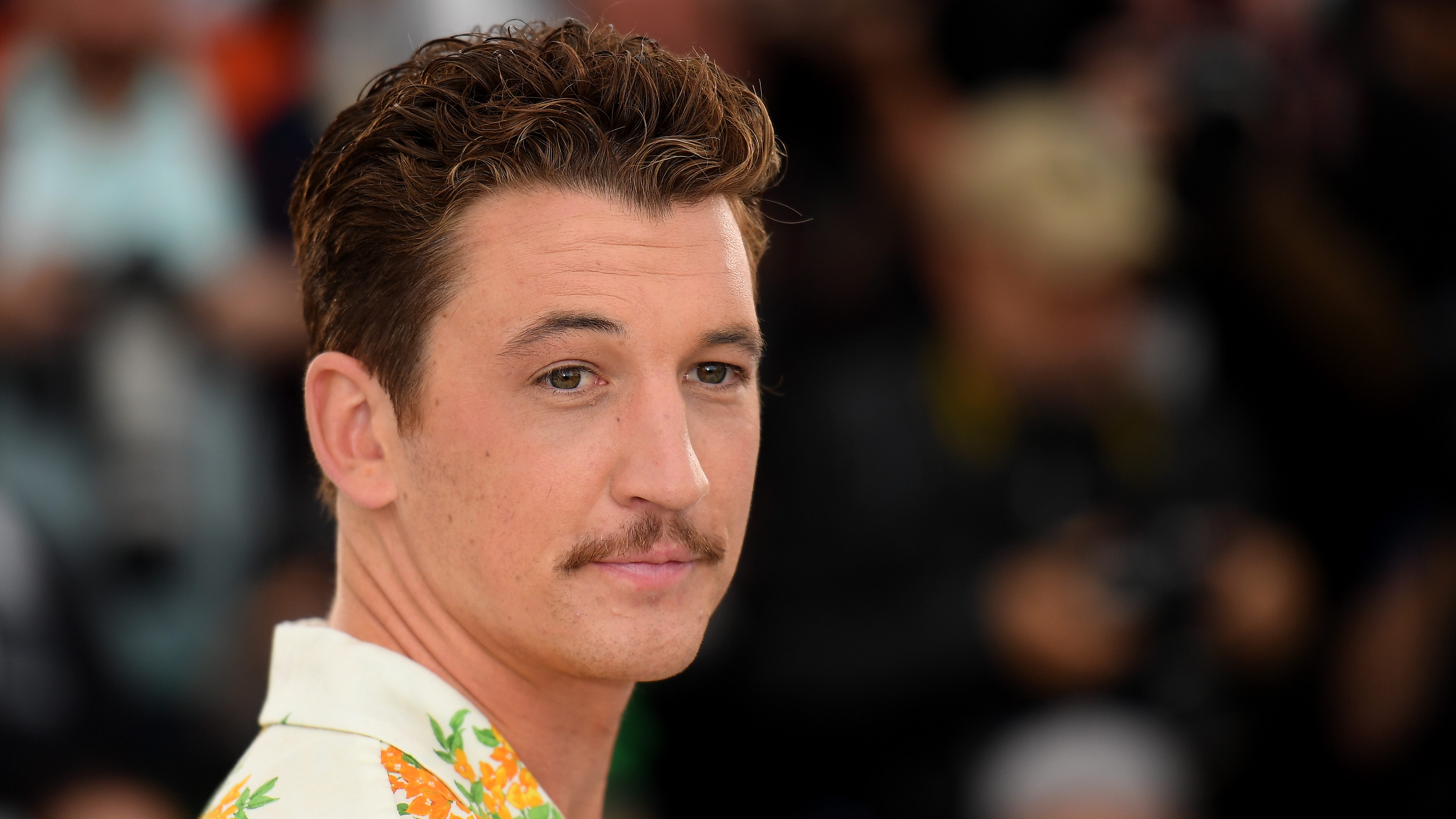 Miles Teller bajuszának a Top Gun után a felesége parancsára mennie kellett