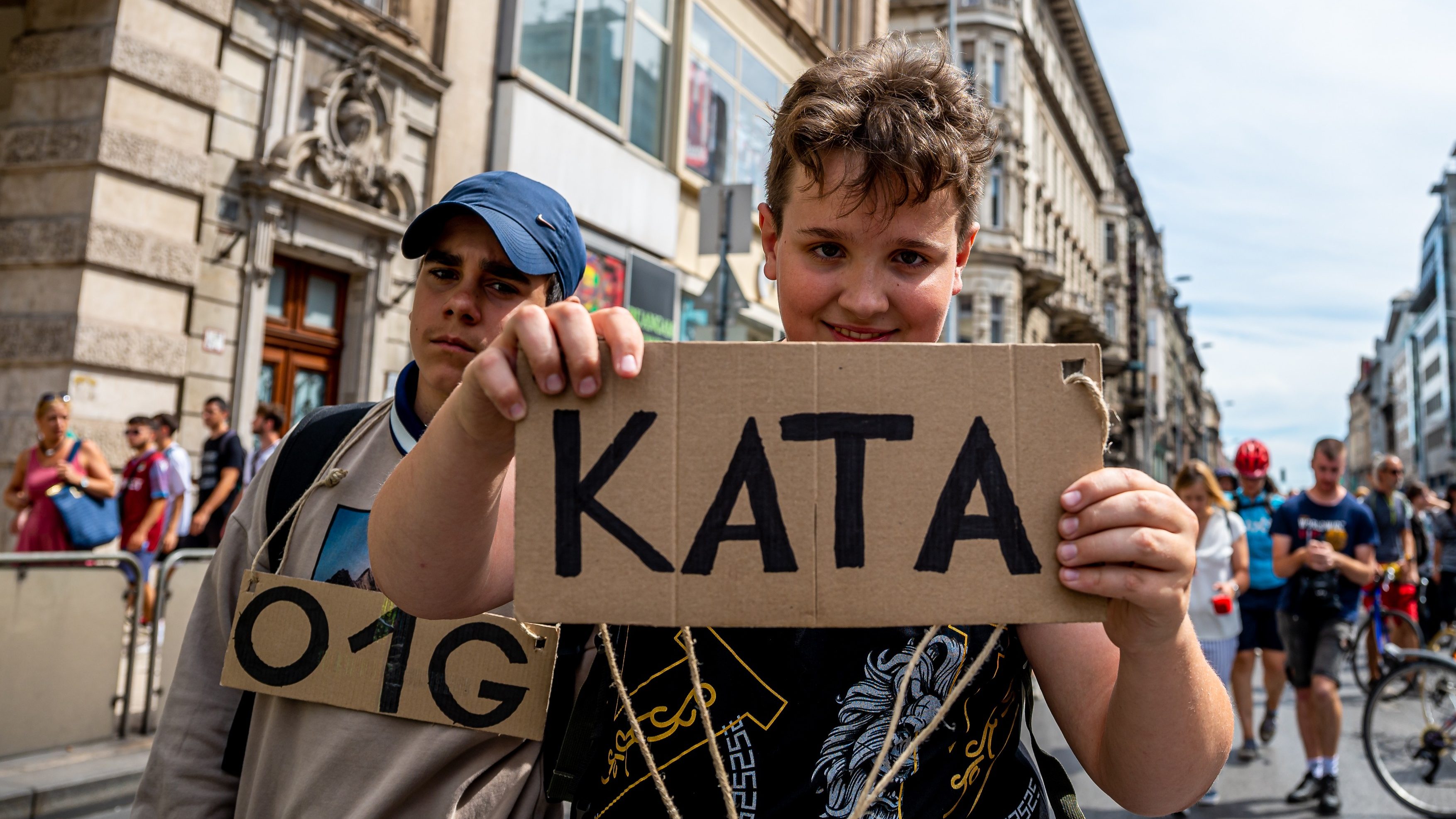 A katatörvény ellen tüntettek a vezetésoktatók a Hősök terén