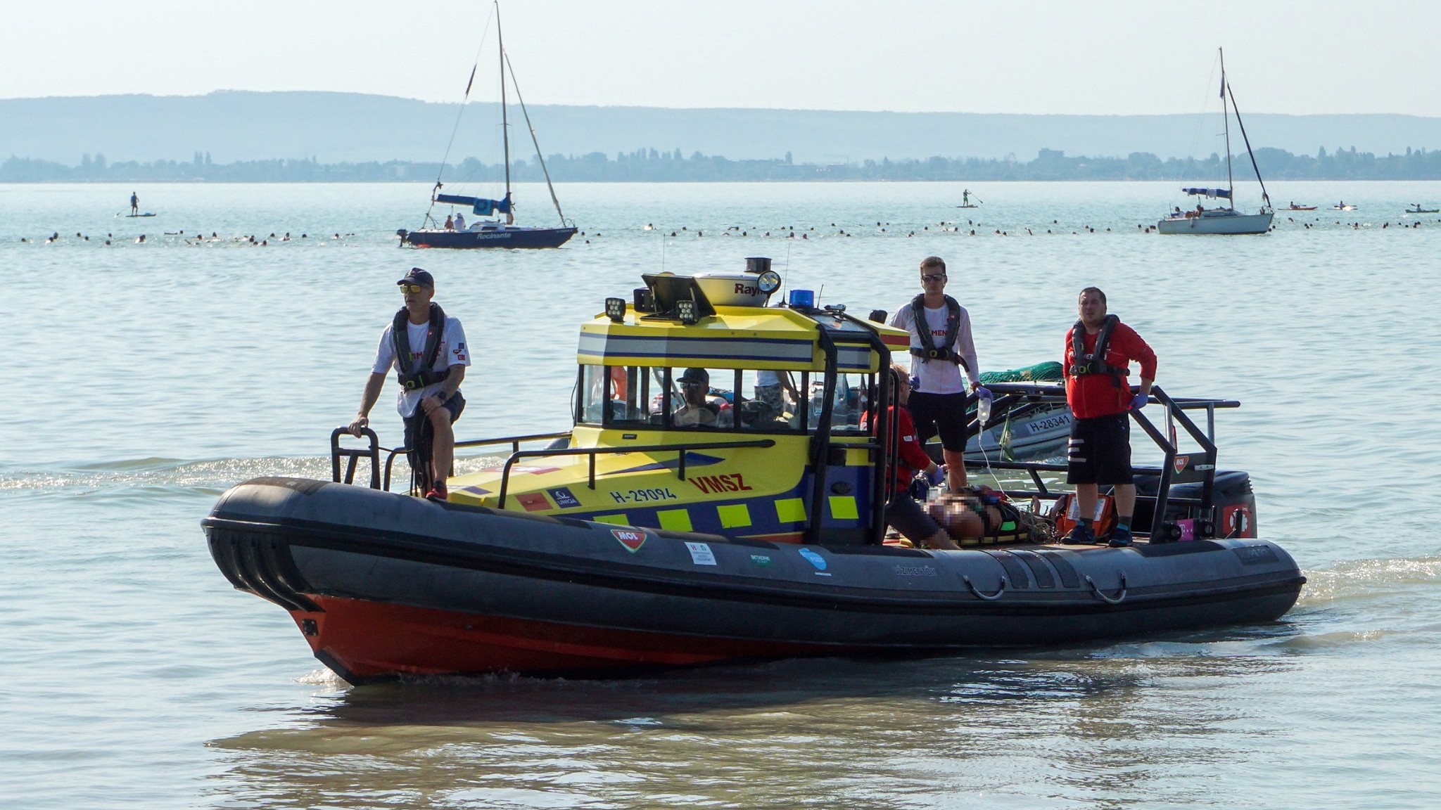 Újraélesztettek egy úszót a Balaton-átúszáson