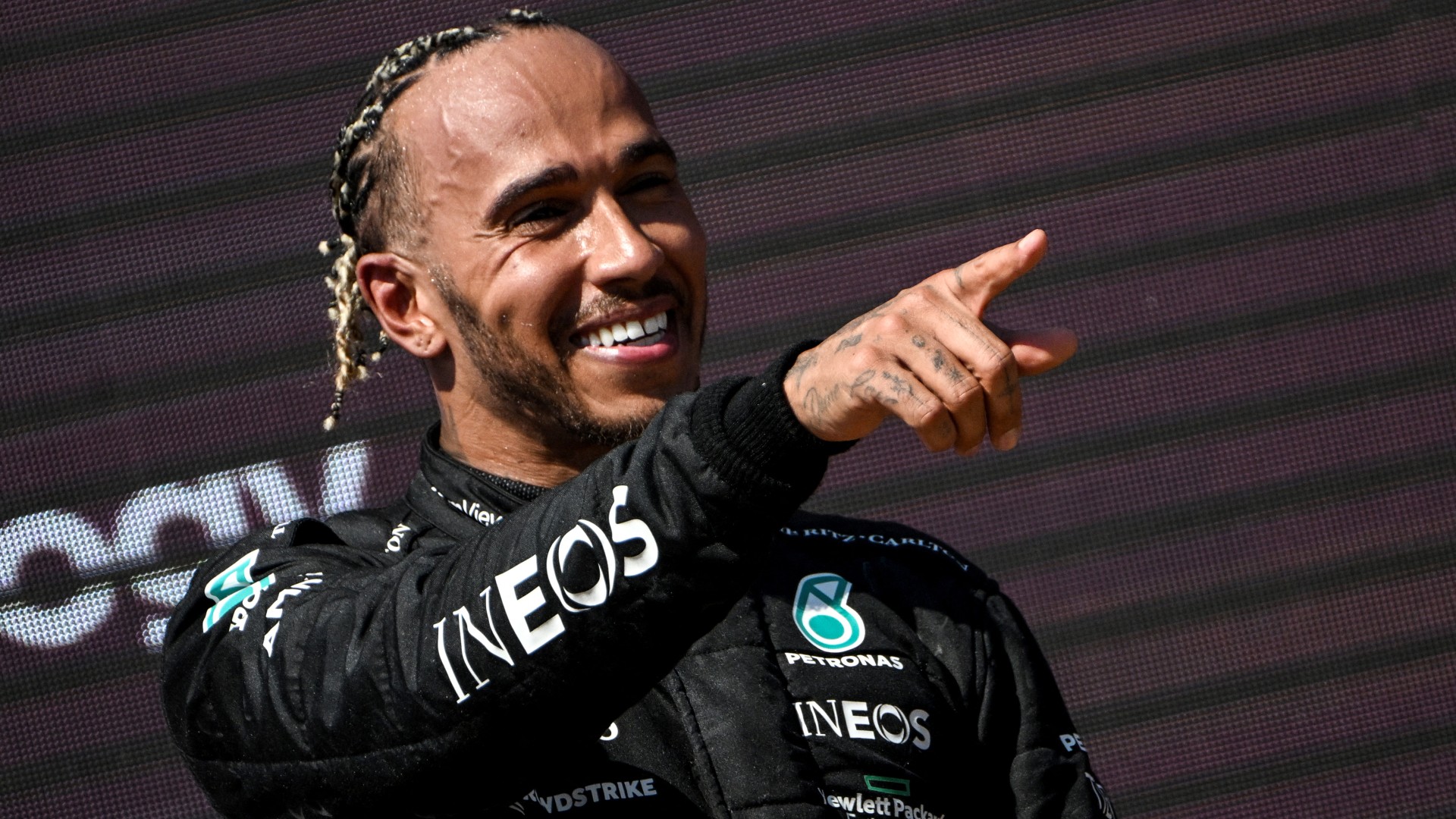 A kiszáradással küzdő Hamilton kifeküdt a futam után