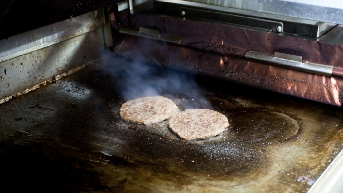 Evakuálás egy amerikai McDonald’s-ban: éles lőszert dobtak a grillre