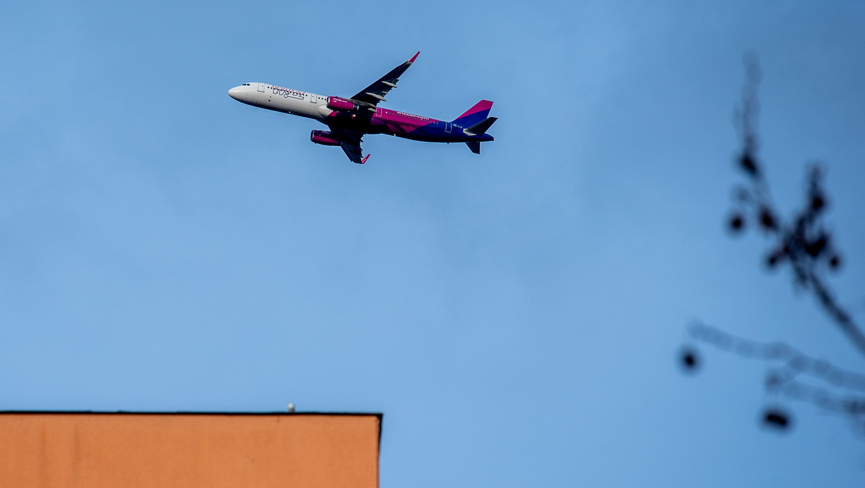 Megint egy Krakkóba tartó repülőjáratot ért bombafenyegetés