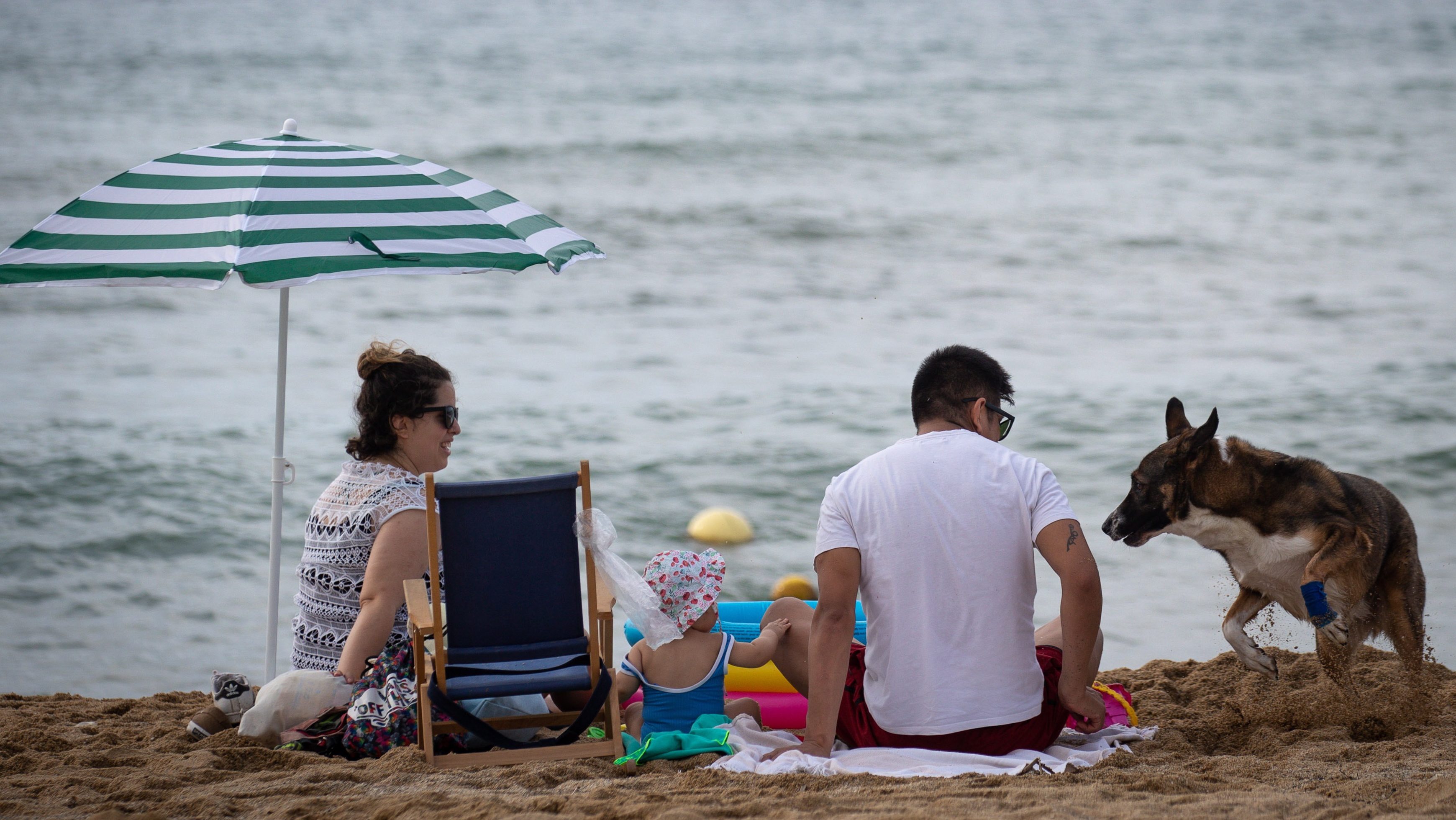 Tilos lesz dohányozni a tengerparti strandokon Barcelonában